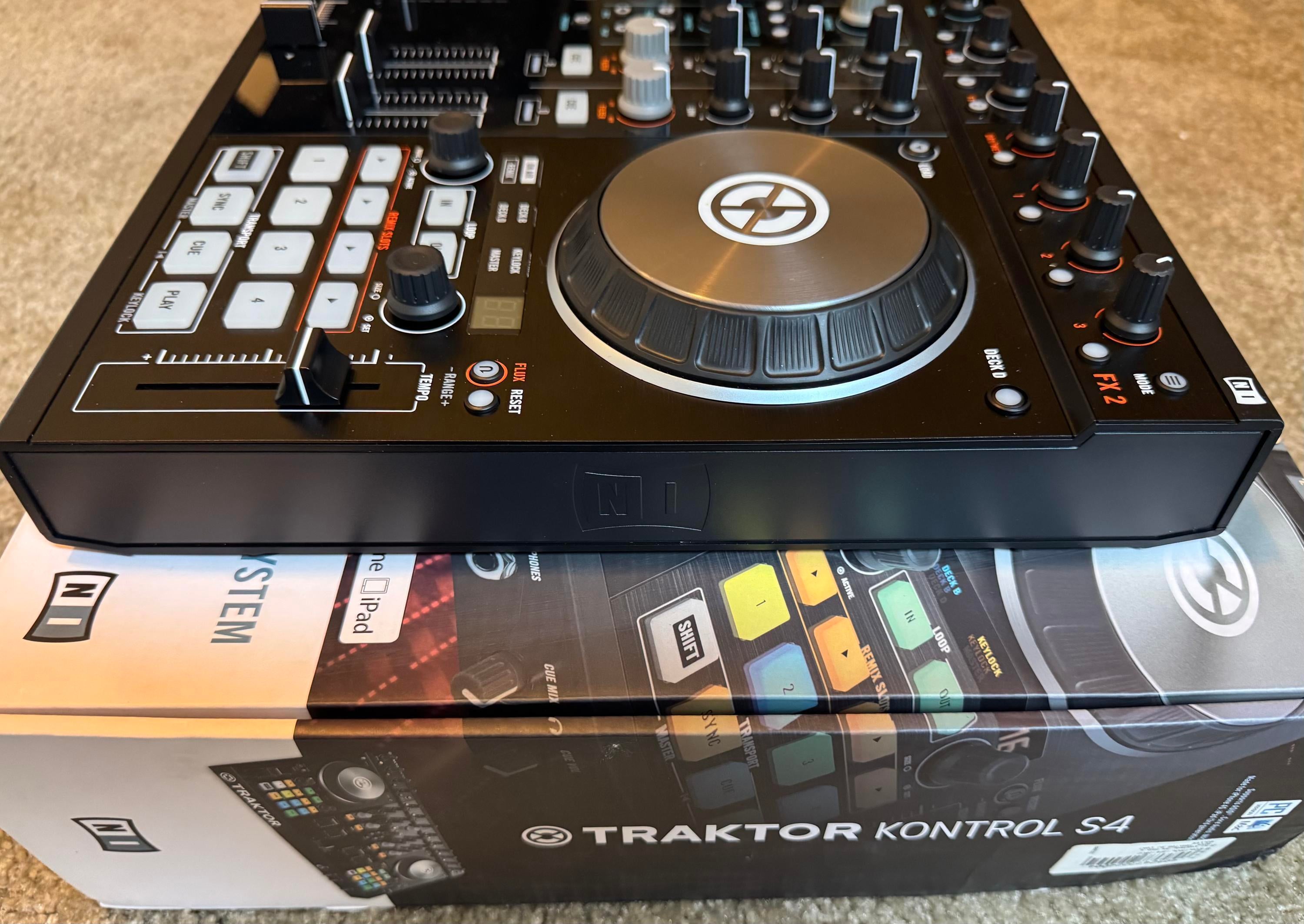 中古品NATIVE INSTRUMENTS TRAKTOR KONTROL S4 Native Instruments Traktor Kontrol S4 MK1 - Evolution Music