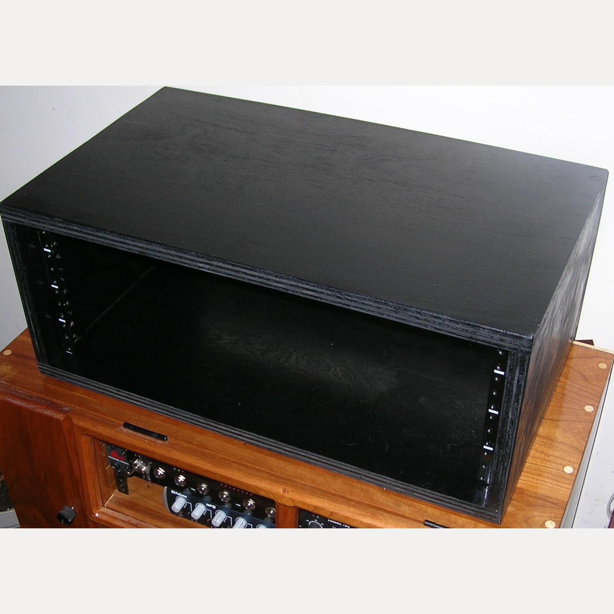 Used Custom Studio Effects Rack 4u - Sweetwater's Gear Exchange