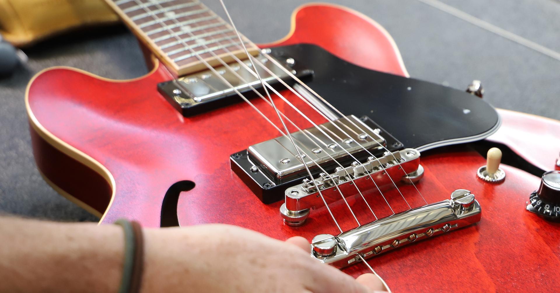 How Do Electric Guitars Work? - InSync