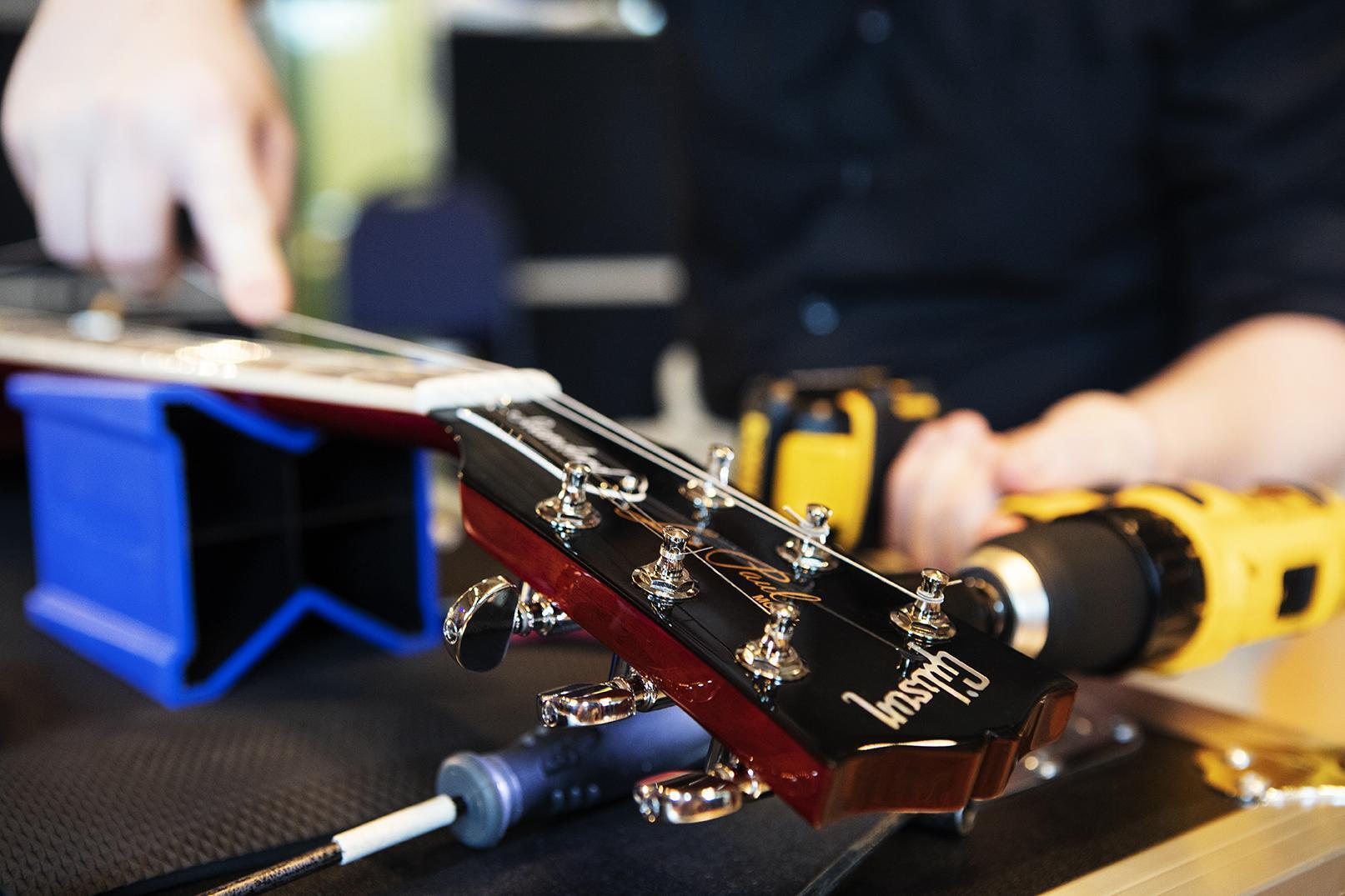 Do Guitar Strings Make a Difference? Shootout with Sound Samples InSync