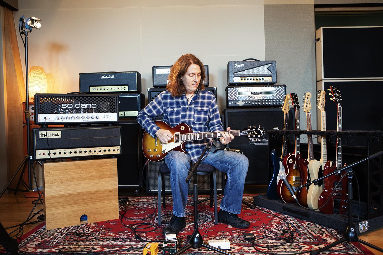 Do Guitar Strings Make a Difference? Shootout with Sound Samples InSync