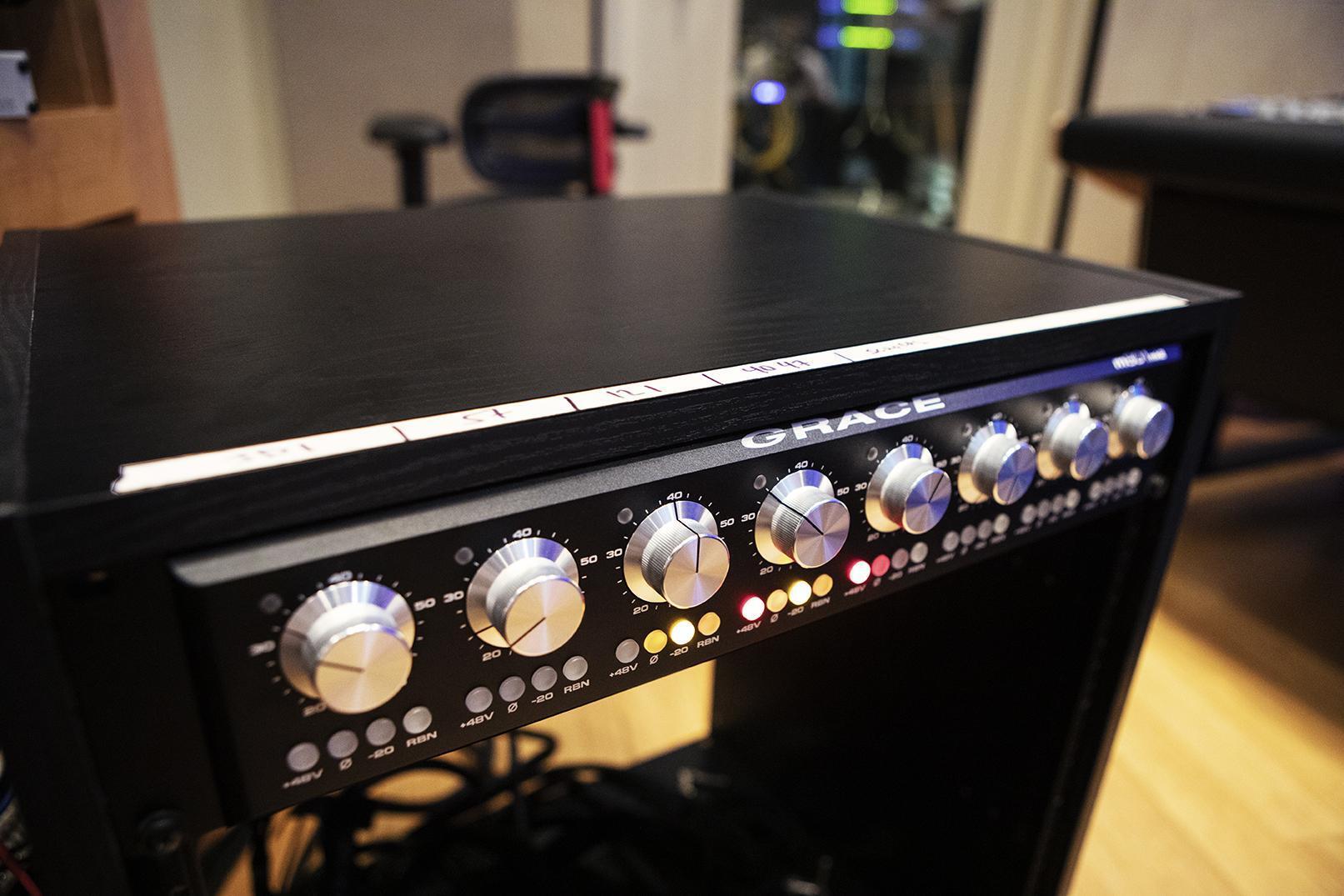 Do Guitar Strings Make a Difference? Shootout with Sound Samples InSync