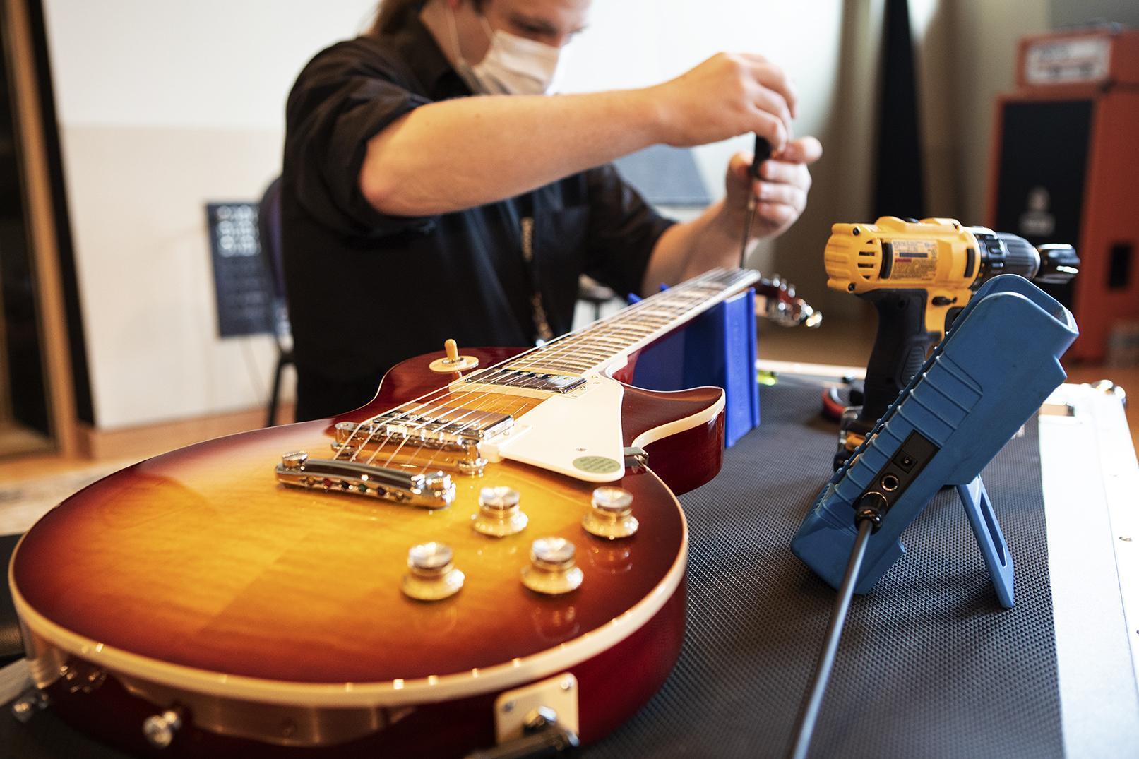 Do Guitar Strings Make a Difference? Shootout with Sound Samples InSync