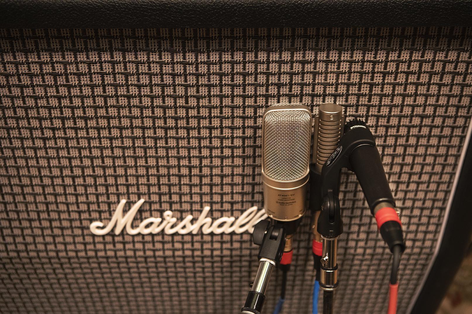 Do Guitar Strings Make a Difference? Shootout with Sound Samples InSync