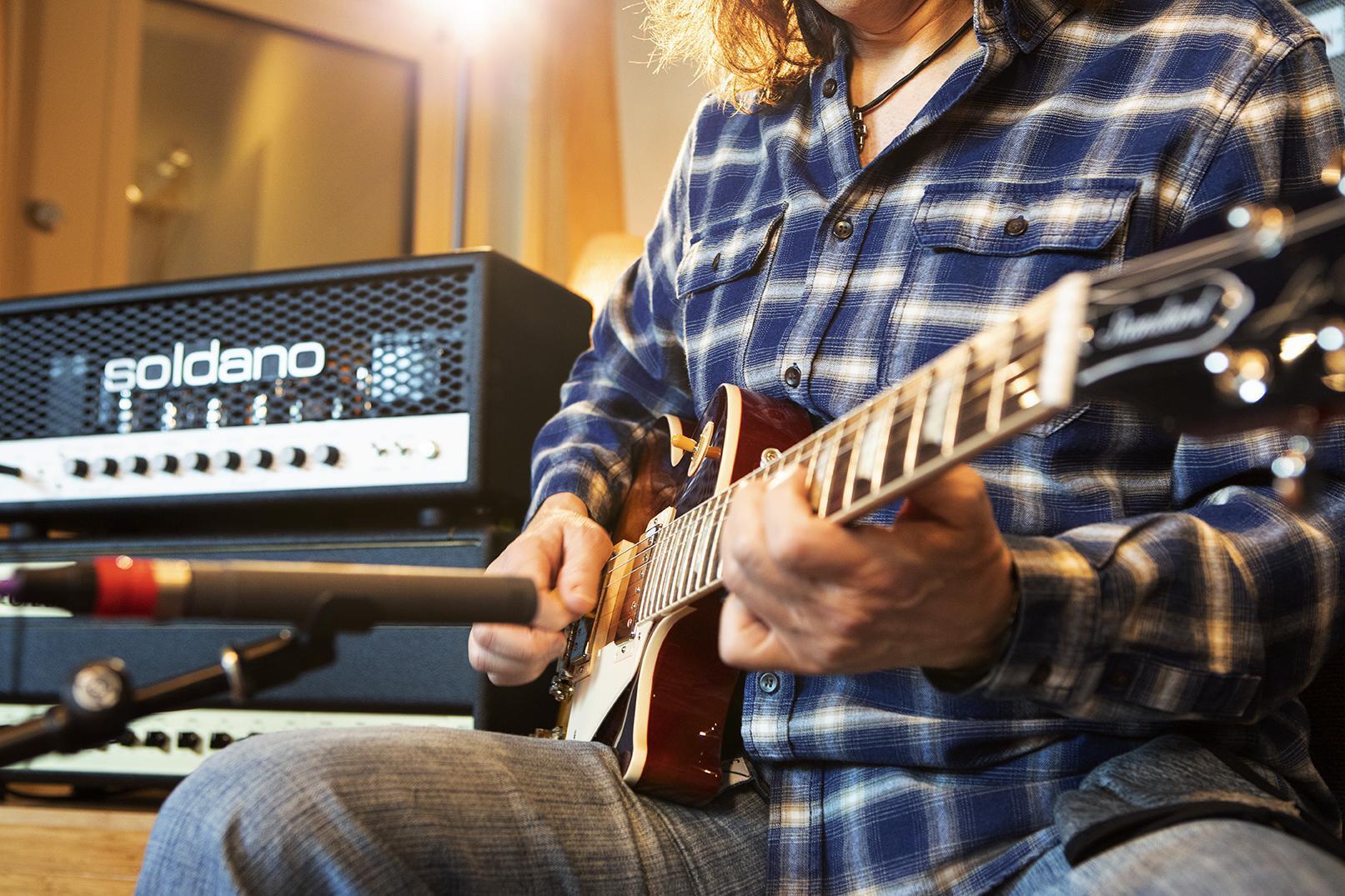 Do Guitar Strings Make a Difference? Shootout with Sound Samples InSync