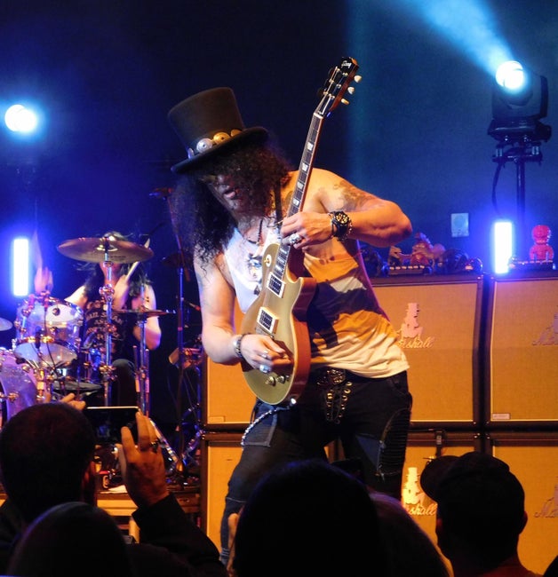 Slash-Photo-with-vertical-guitar-for-soloing