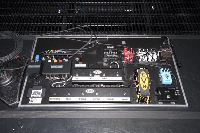 UPDATE-PHOTO-EVH-2012-pedal-board-Chris-Gill