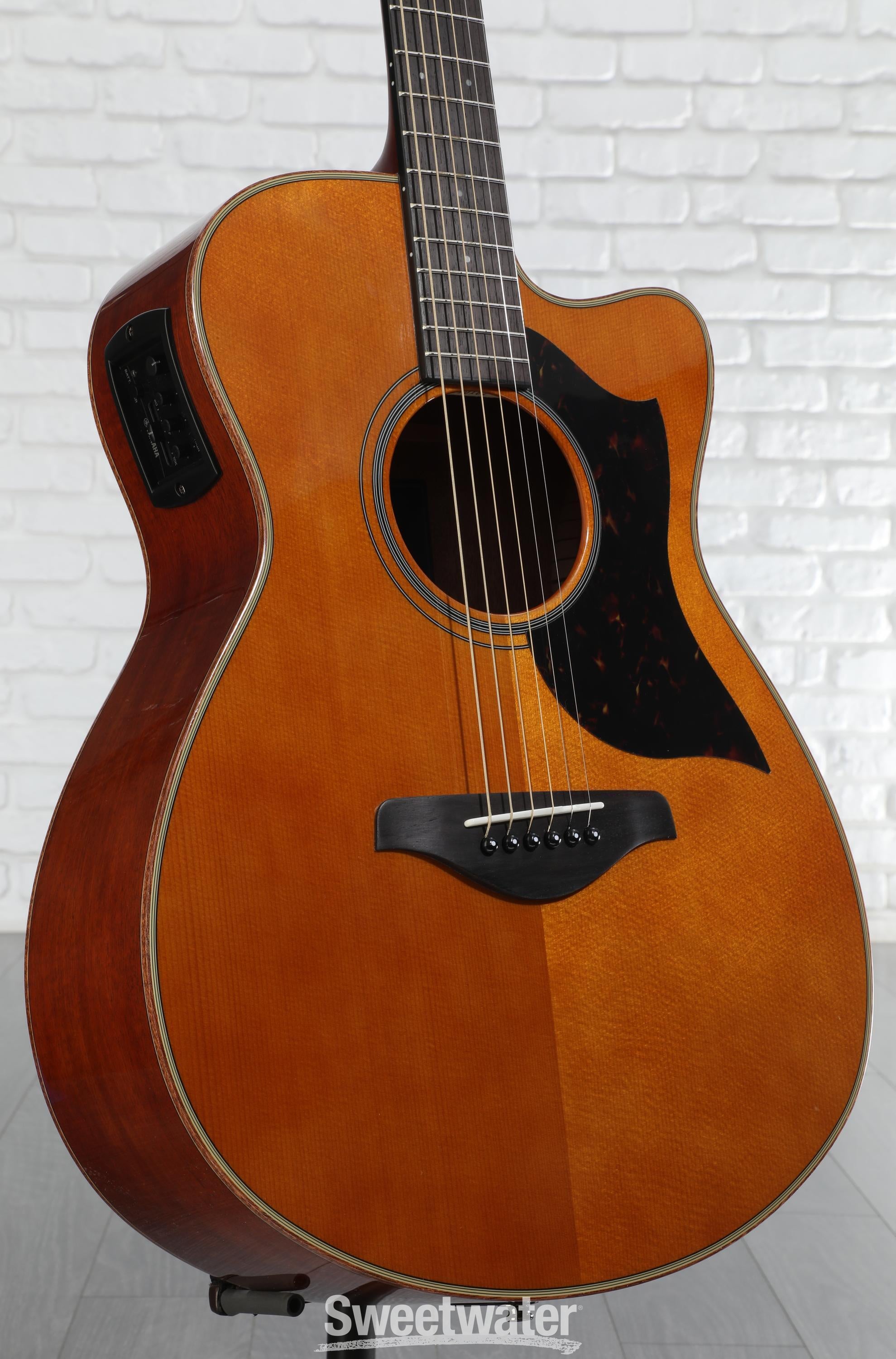 ギター YAMAHA AC1M Yamaha AC1M Concert Cutaway Acoustic-electric Guitar