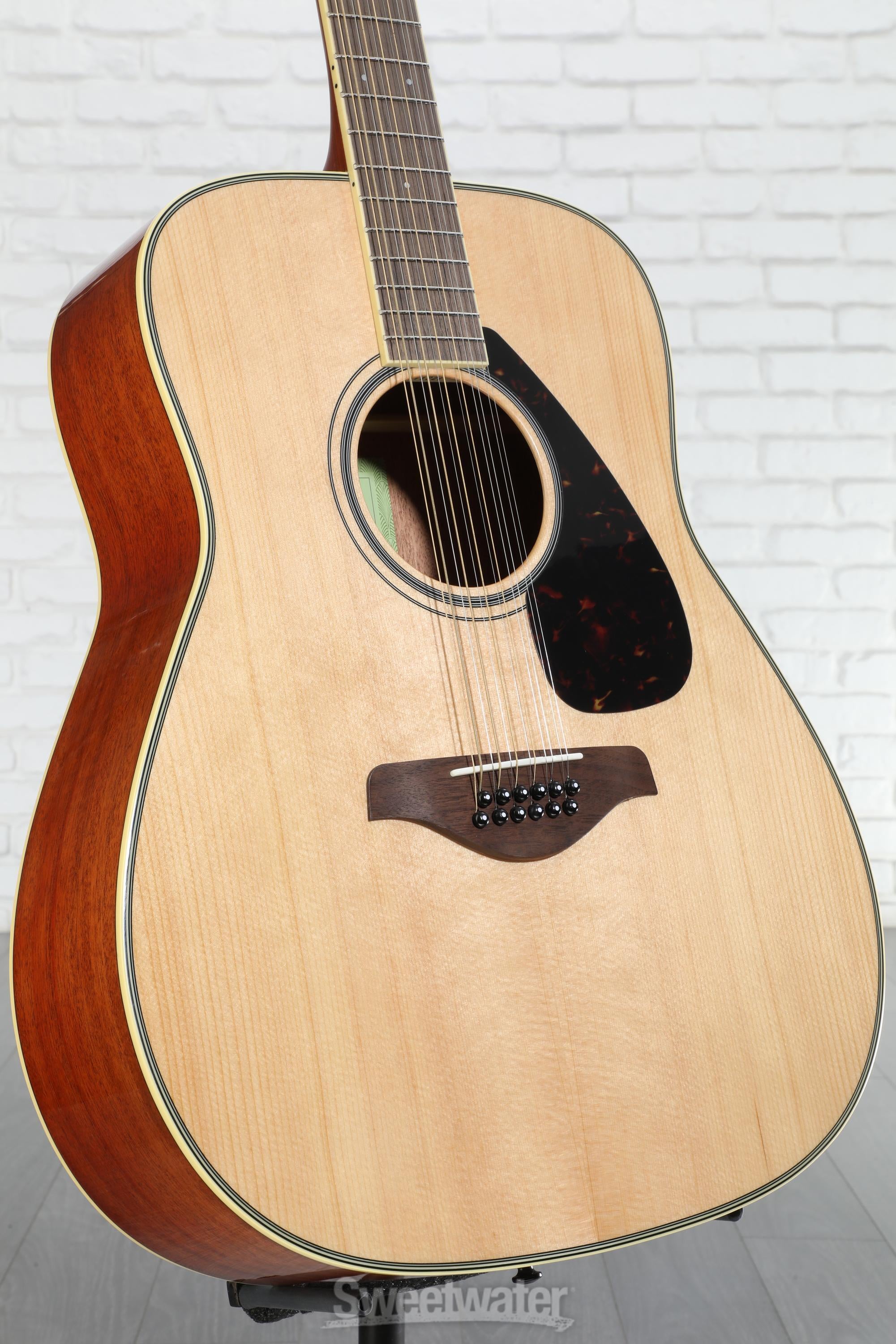 YAMAHA ( ヤマハ ) FG820 NATURAL Yamaha FG820 Dreadnought Acoustic Guitar with Case - Natural