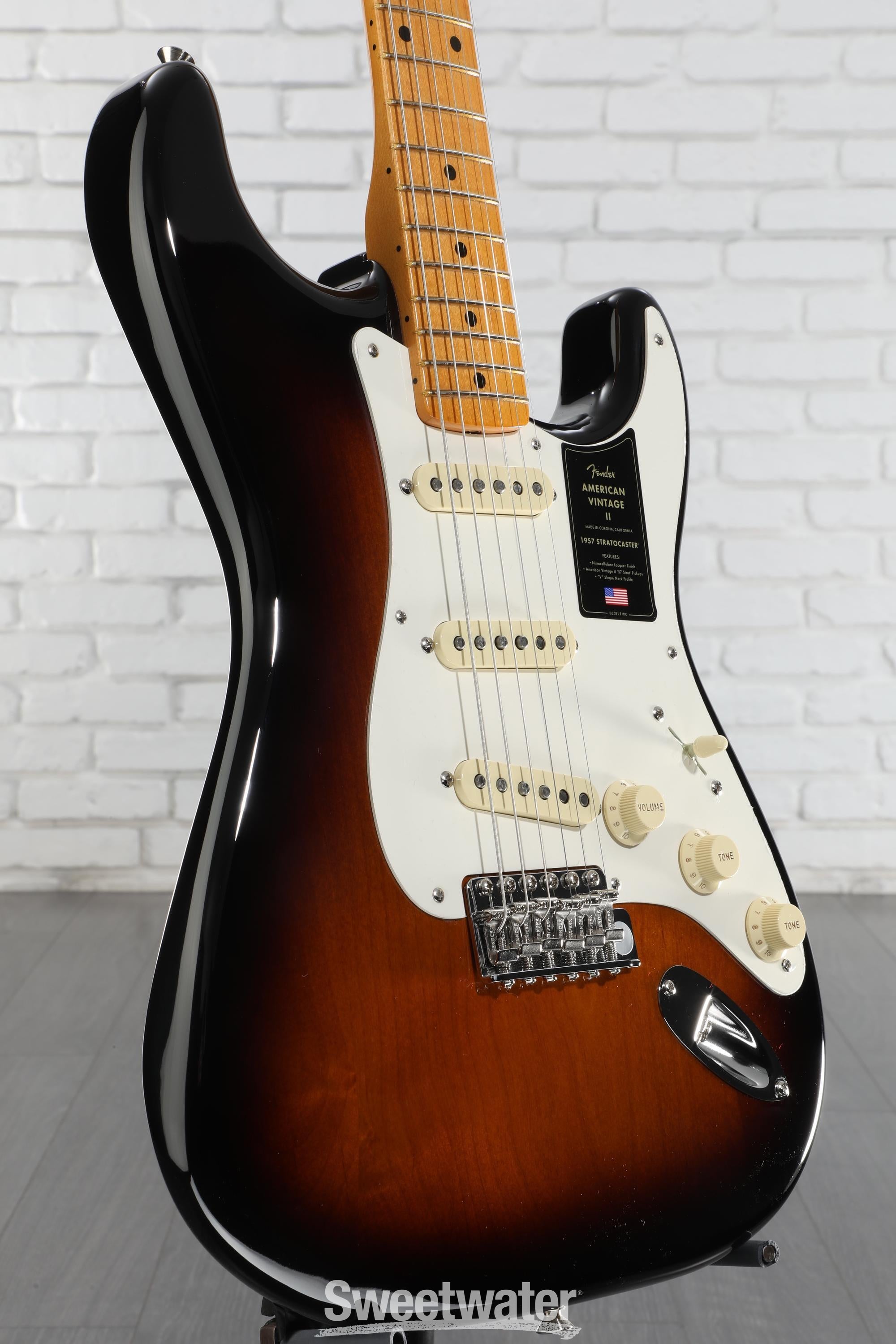 Photogenic Stratocaster (2-Color Sunb… Fender American Vintage II 1957 Stratocaster 2-Color