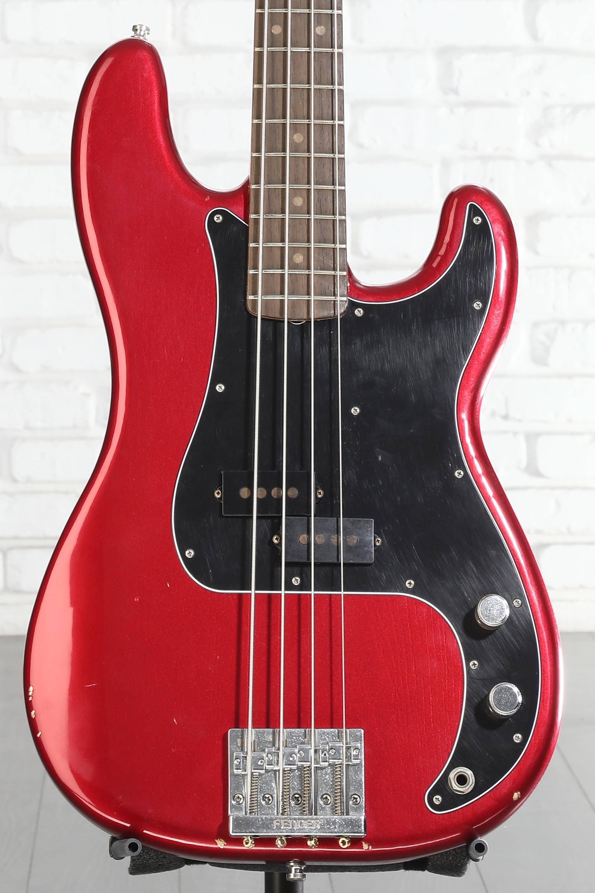 ベース Fender Road Worn NATE MENDEL P BASS Fender Nate Mendel Precision Bass - Road Worn Candy Apple Red