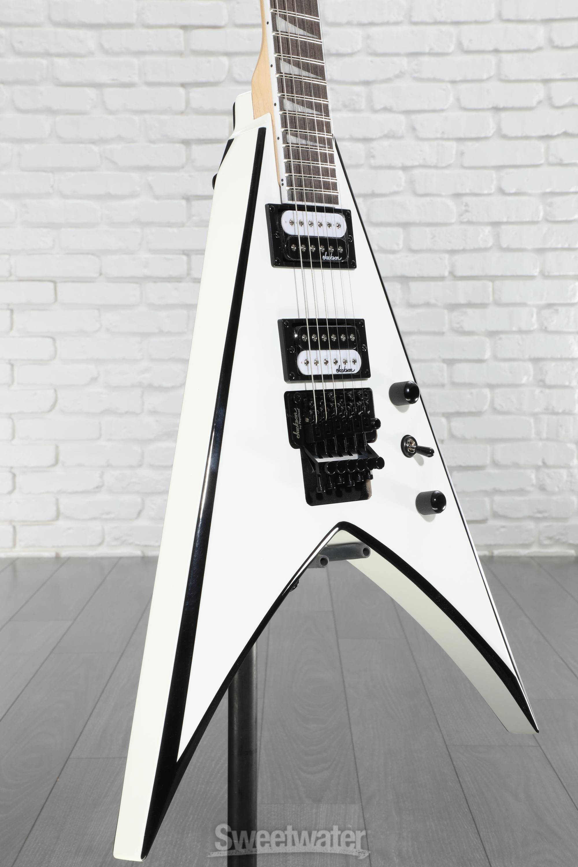 【美品】Jackson KING V VS32 White with Black Amazon.com: Jackson JS Series King V JS32 - White with Black