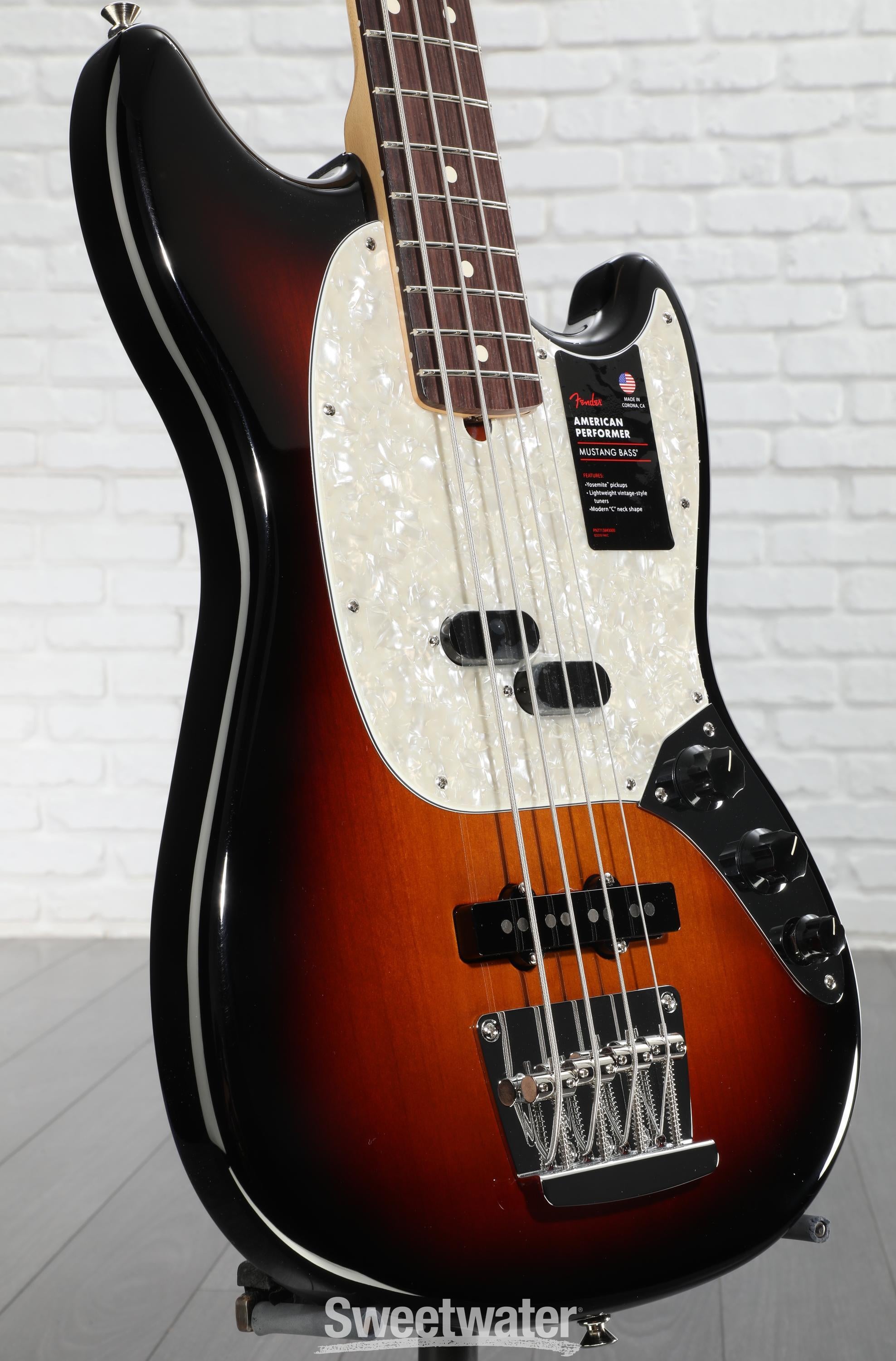 ベース Fender American Performer Mustang Bass Fender American Performer Mustang Bass - 3-Tone Sunburst with