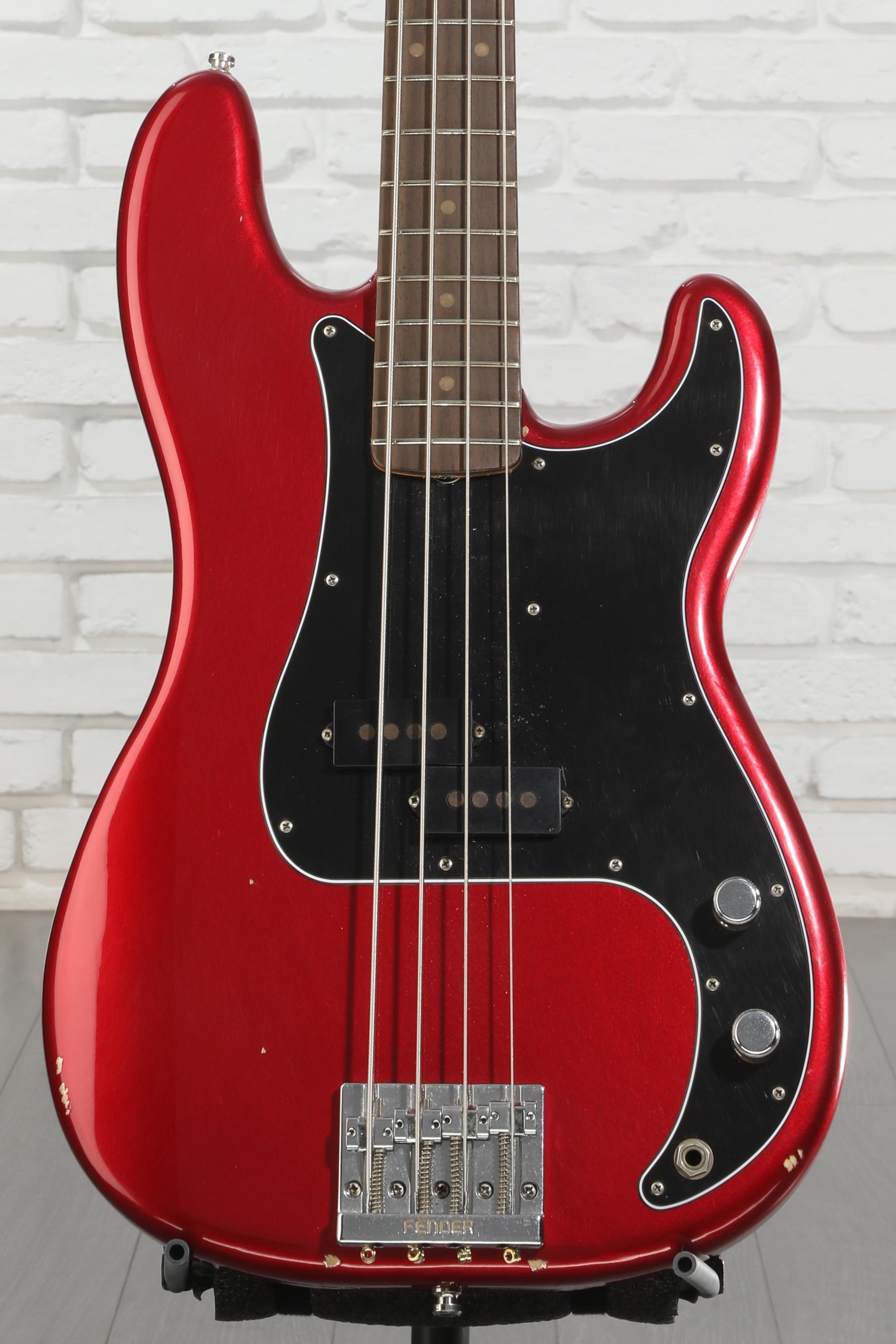 ベース Fender Road Worn NATE MENDEL P BASS Fender Nate Mendel Precision Bass - Road Worn Candy Apple Red