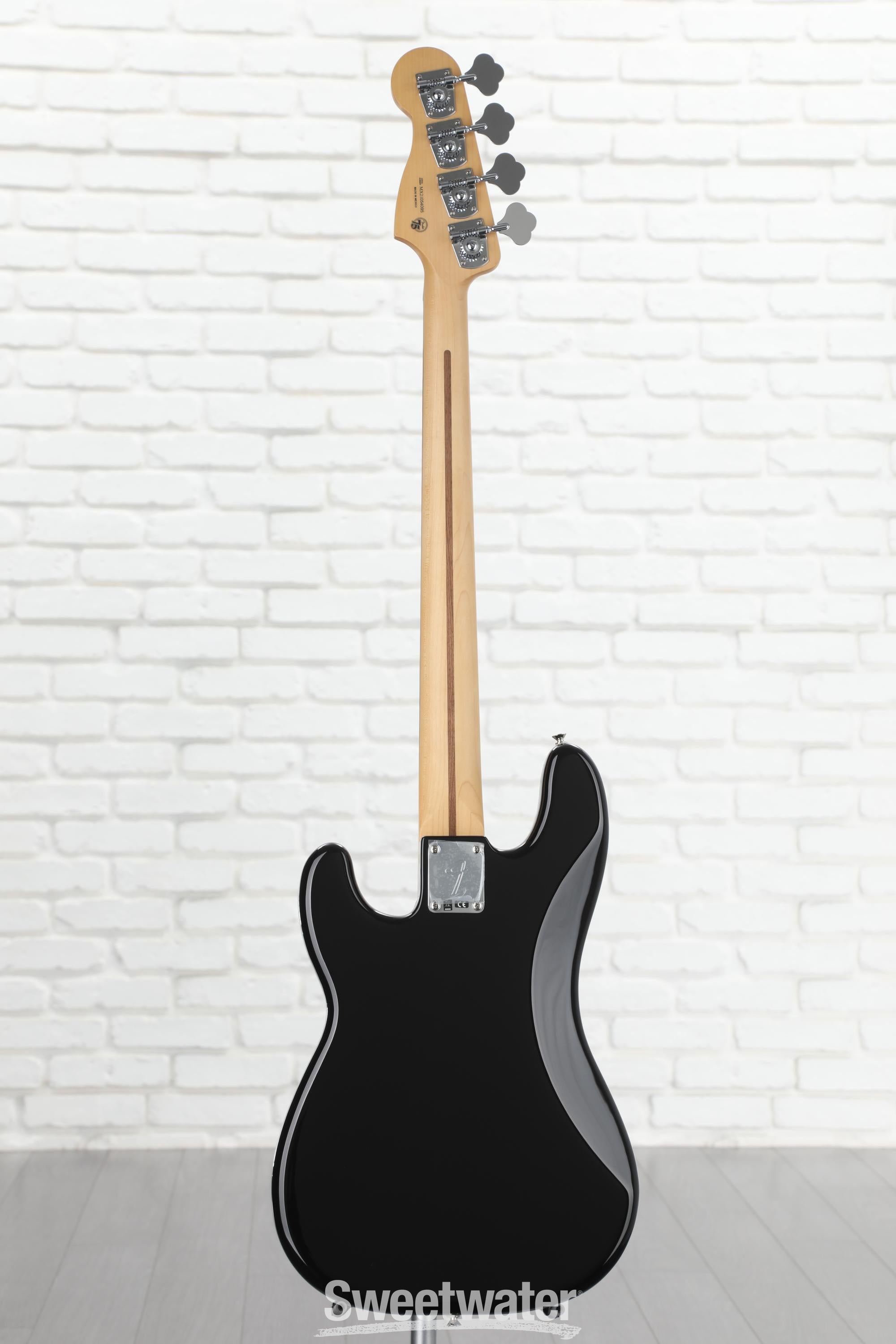 Fender Player Precision Bass - Black with Pau Ferro