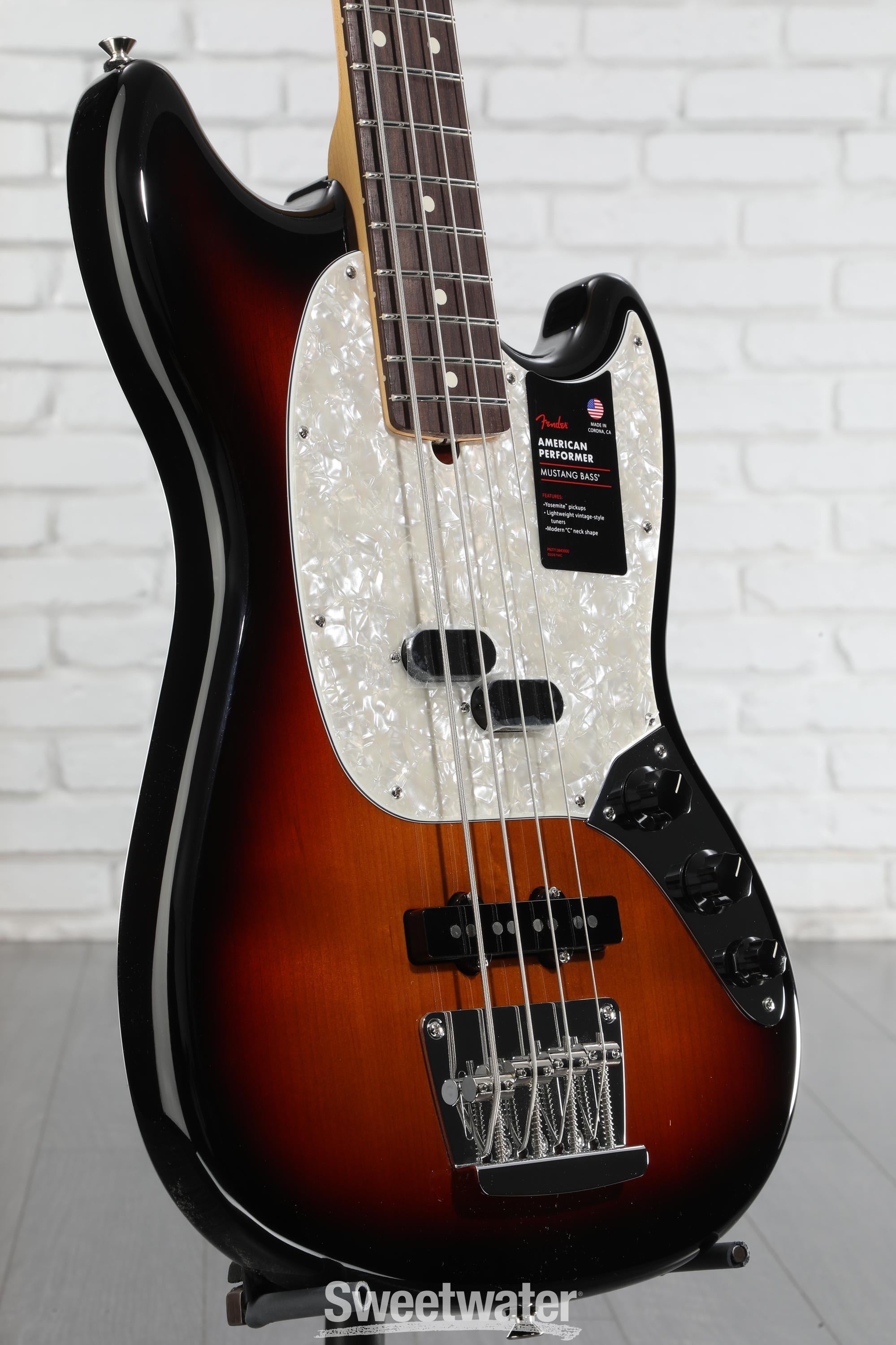 ベース Fender American Performer Mustang Bass Fender American Performer Mustang Bass - 3-Tone Sunburst