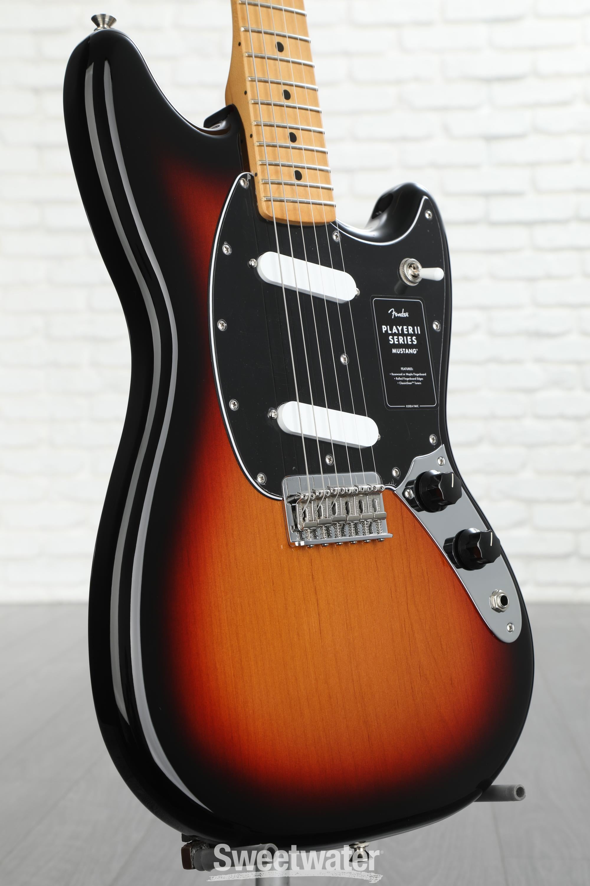 Fender Player II Mustang - 3-color Sunburst with Maple Fingerboard