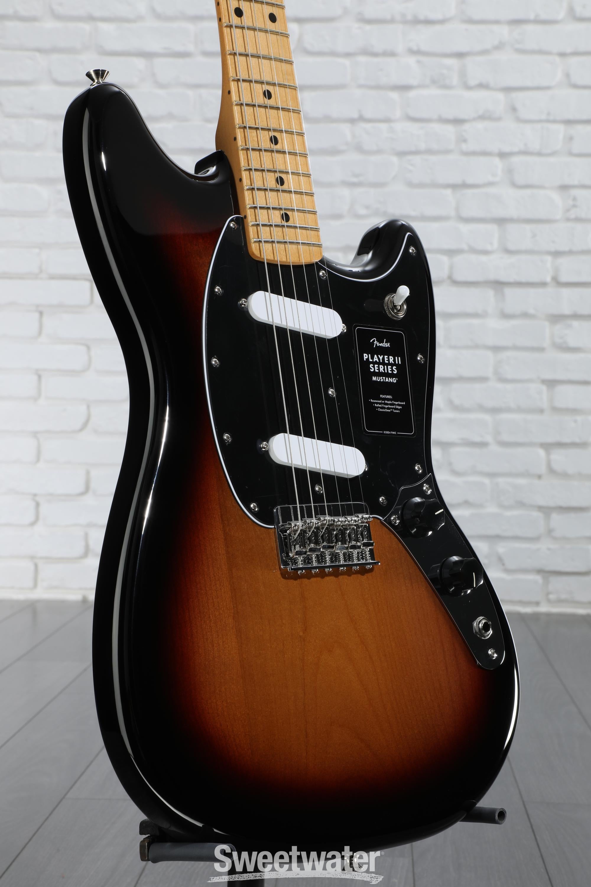 Fender Player II Mustang - 3-color Sunburst with Maple Fingerboard