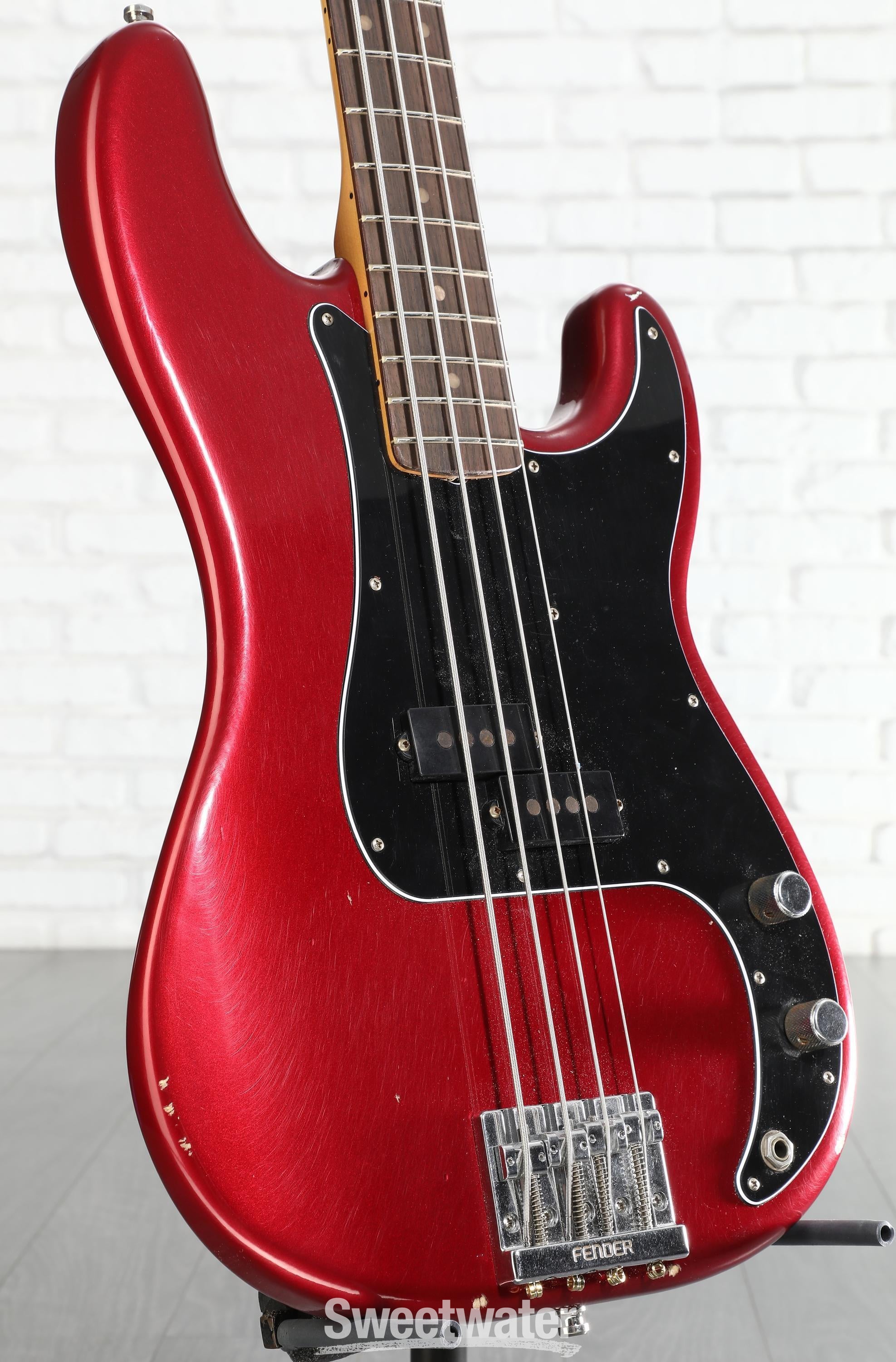 ベース Fender Road Worn NATE MENDEL P BASS Fender Nate Mendel Precision Bass - Road Worn Candy Apple Red