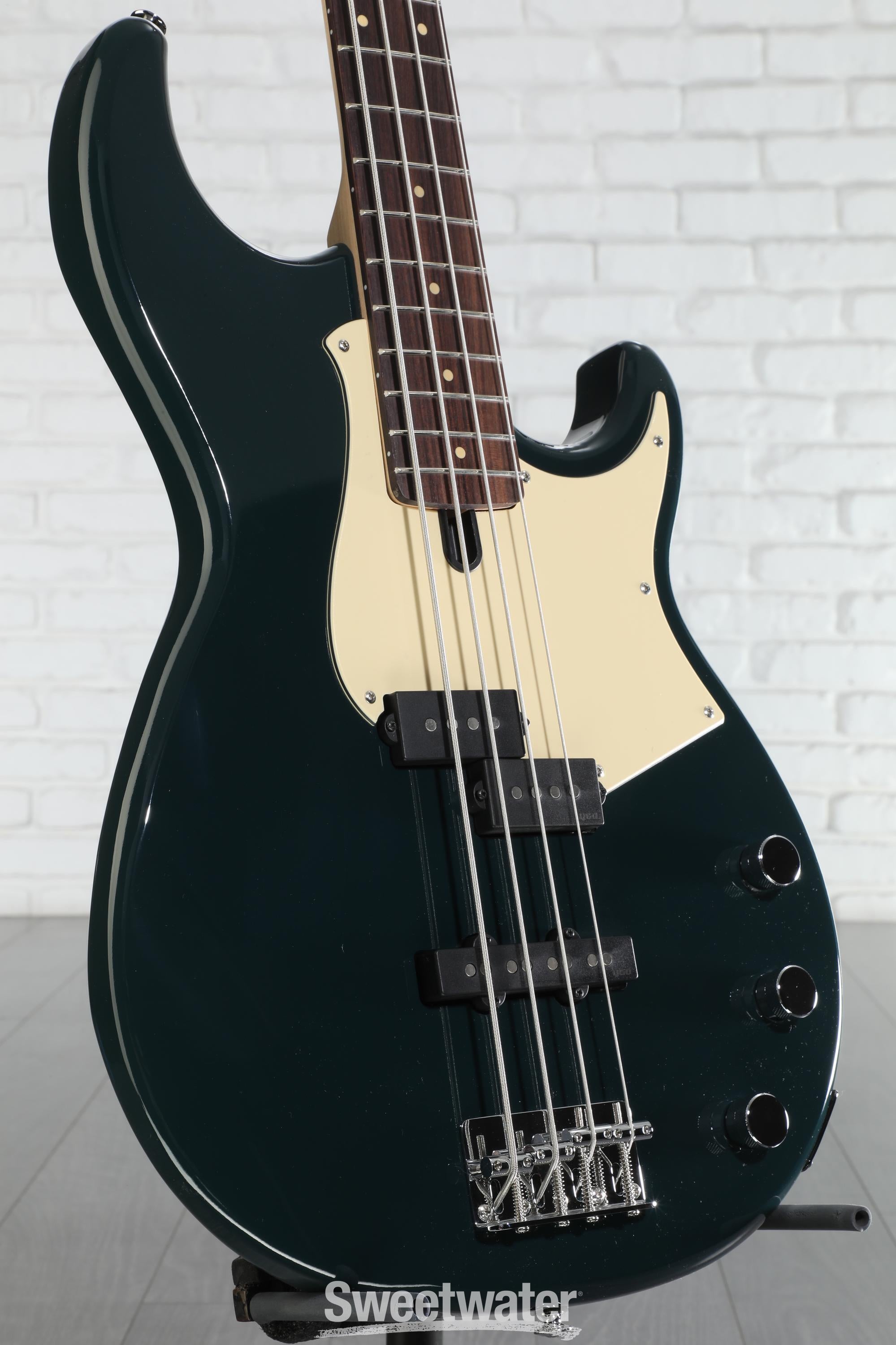 YAMAHA BROAD BASS BB434 ヤマハ Yamaha BB434 4-string Bass Guitar - Ice Blue | Sweetwater