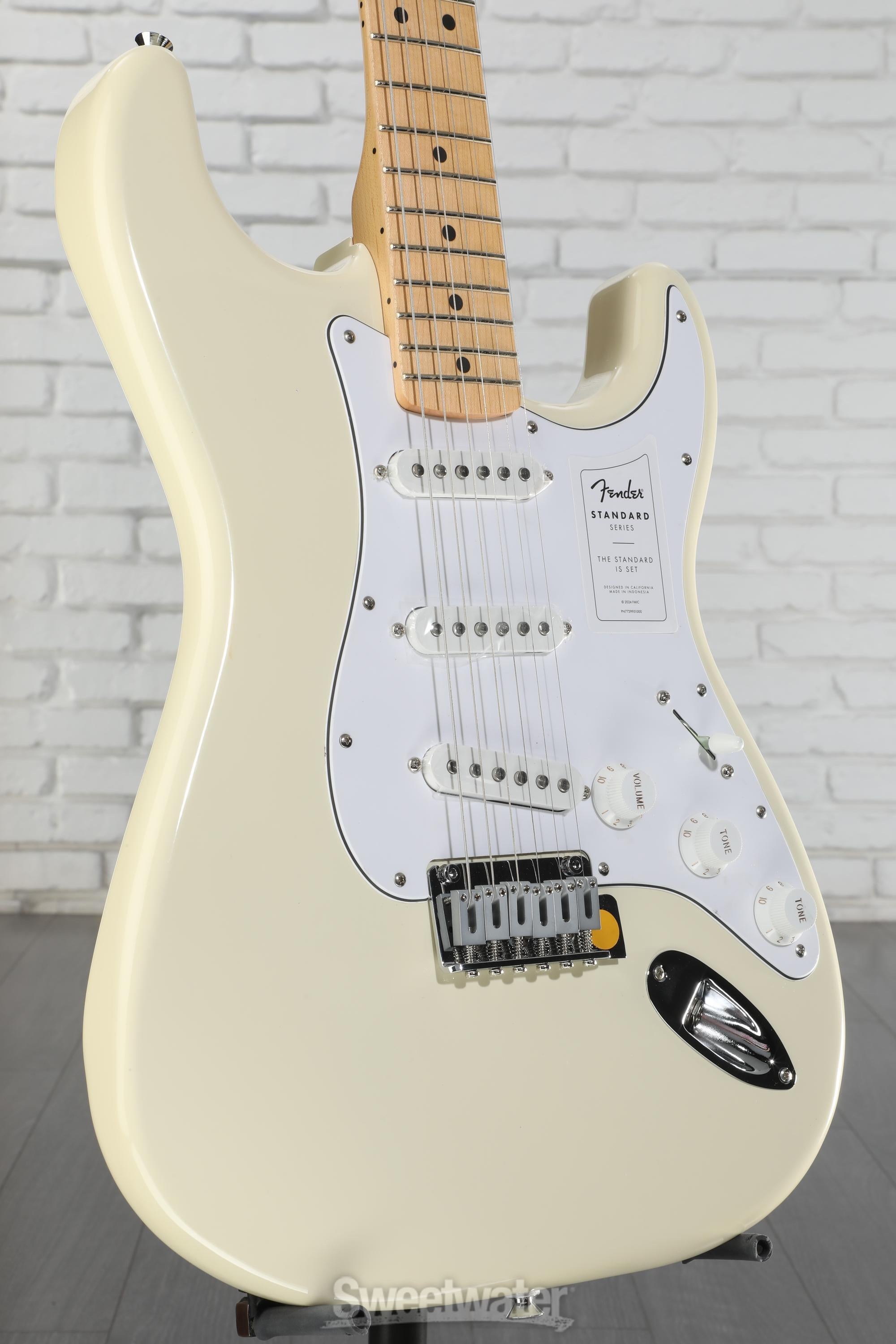 ギター FENDER AM STANDARD ST OWT/M Fender Standard Stratocaster Electric Guitar - Olympic White