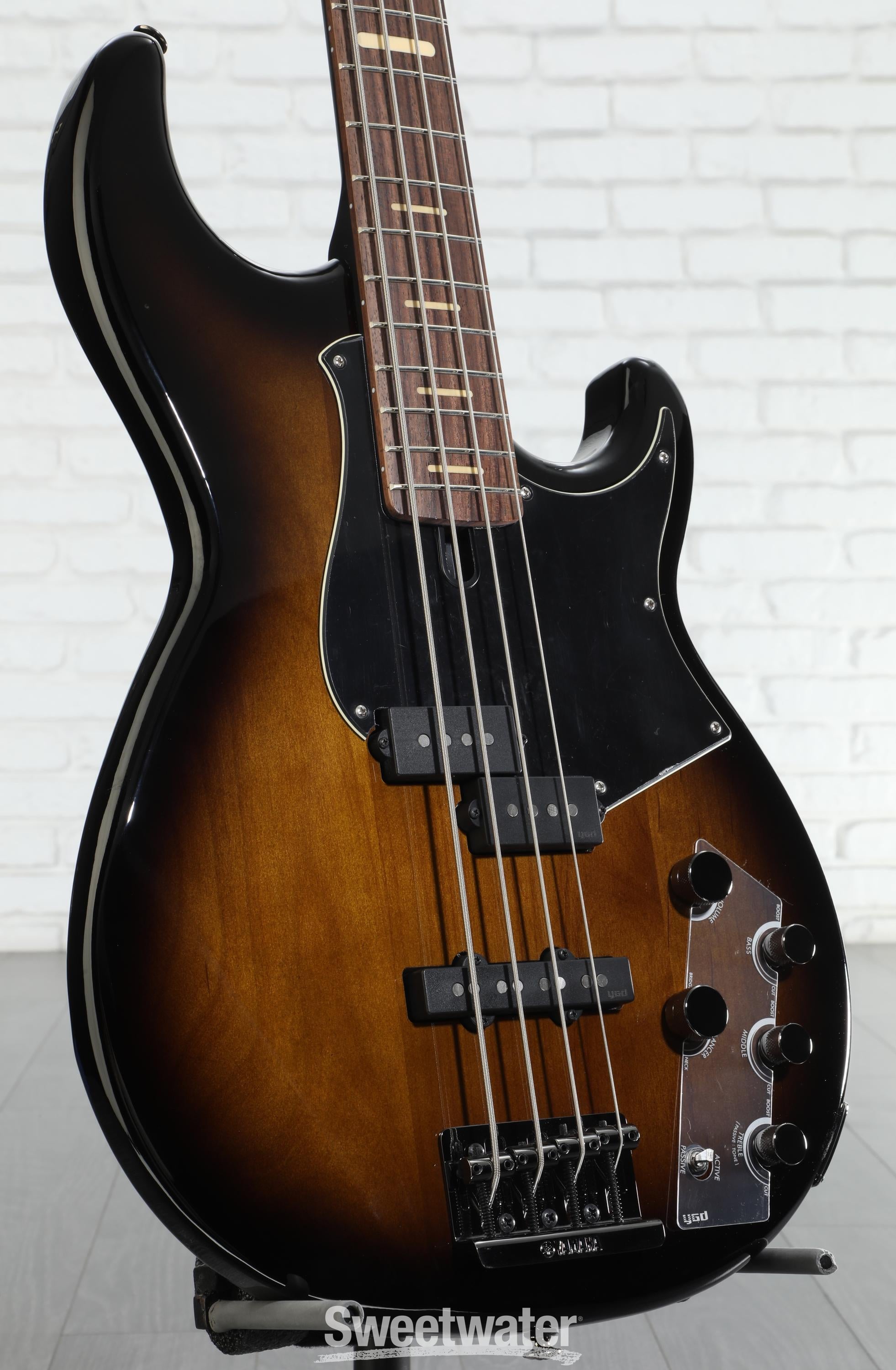 【11041】YAMAHA BB734A DCS Yamaha BB734A DCS 4-String RH Electric Bass Guitar with Gig