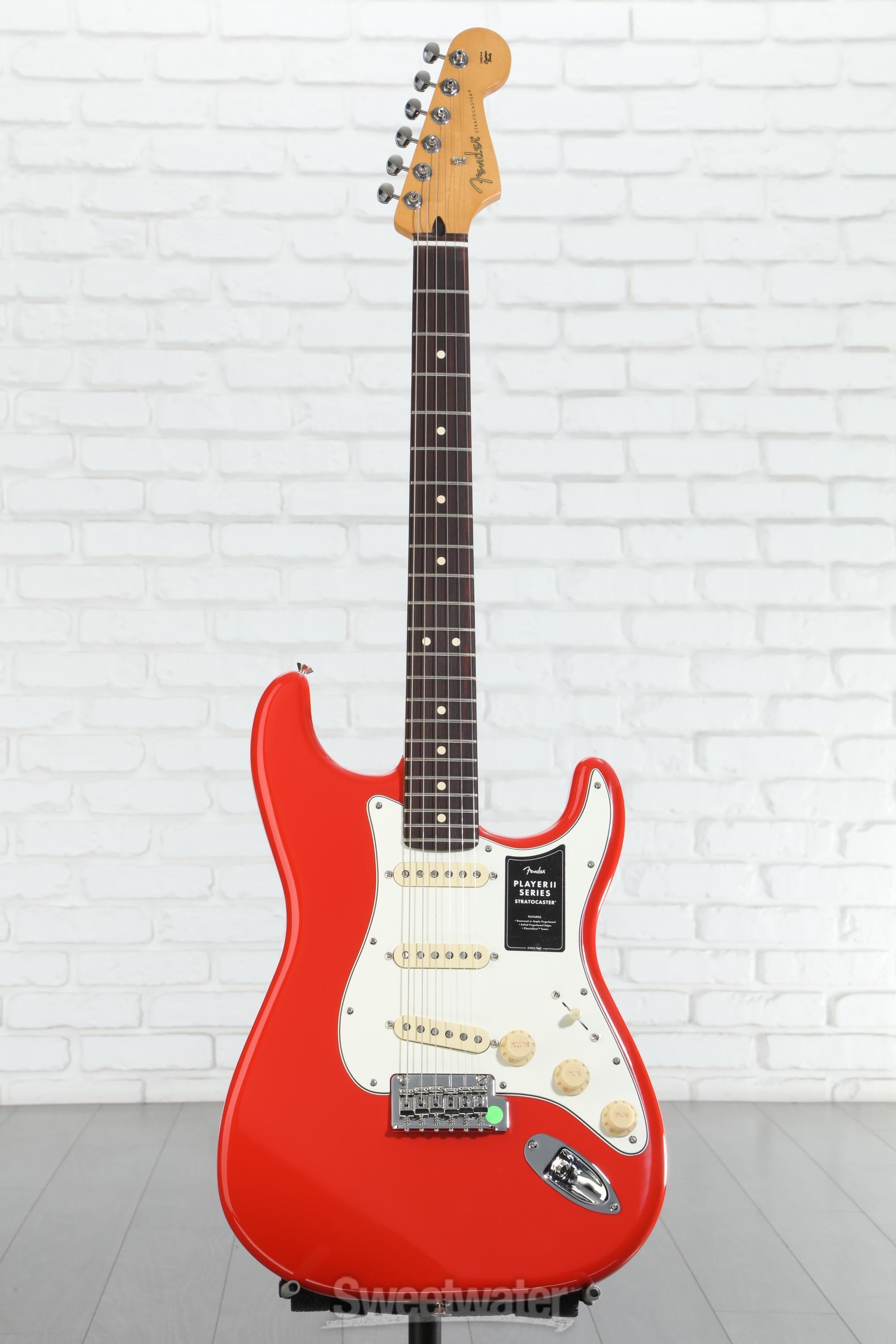ギター Fender Player II Stratocaster Coral Red Fender Player II Stratocaster, Rosewood FB, Coral Red - Sims Music