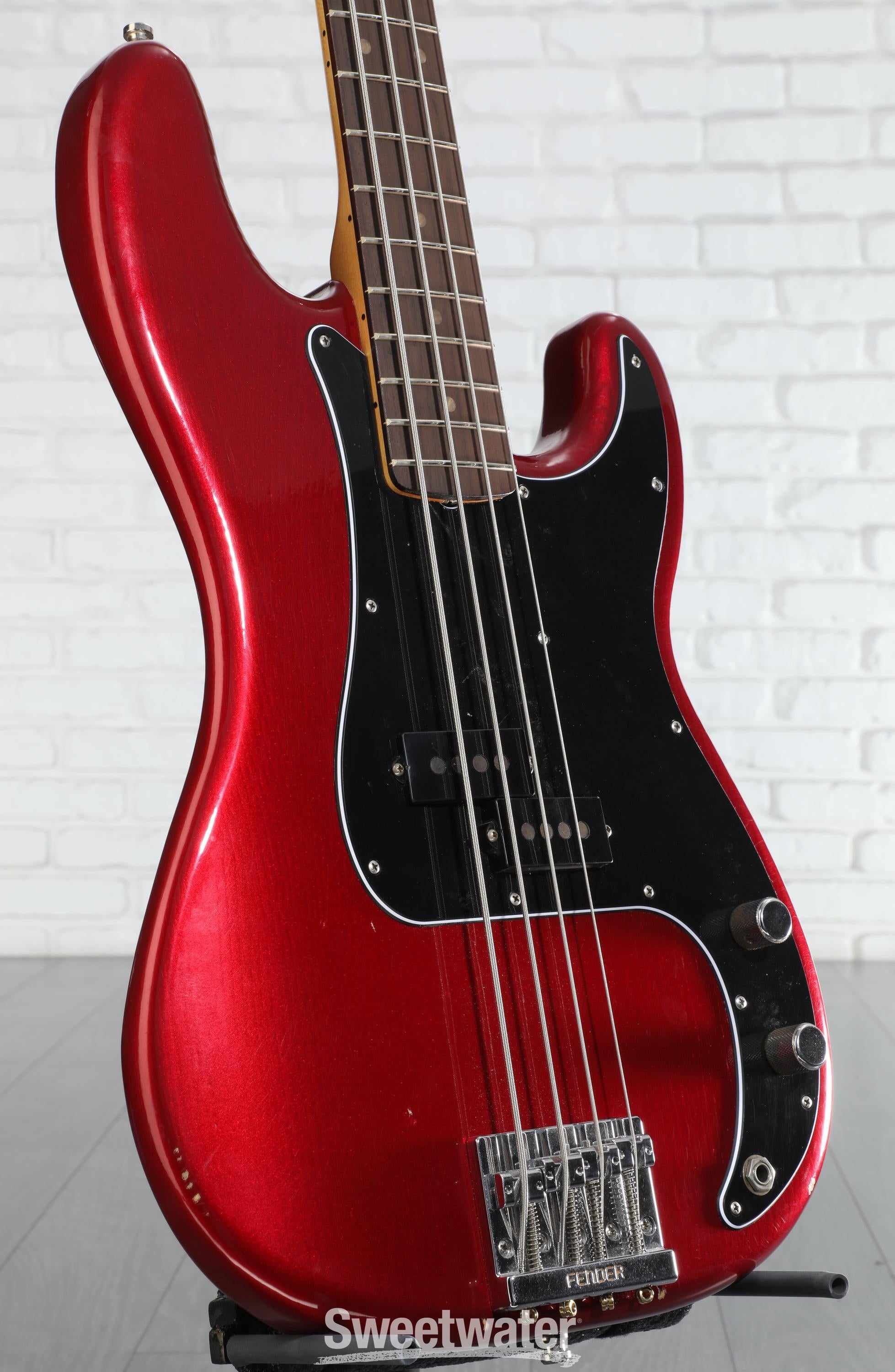 ベース Fender Road Worn NATE MENDEL P BASS Fender Nate Mendel Precision Bass - Road Worn Candy Apple Red