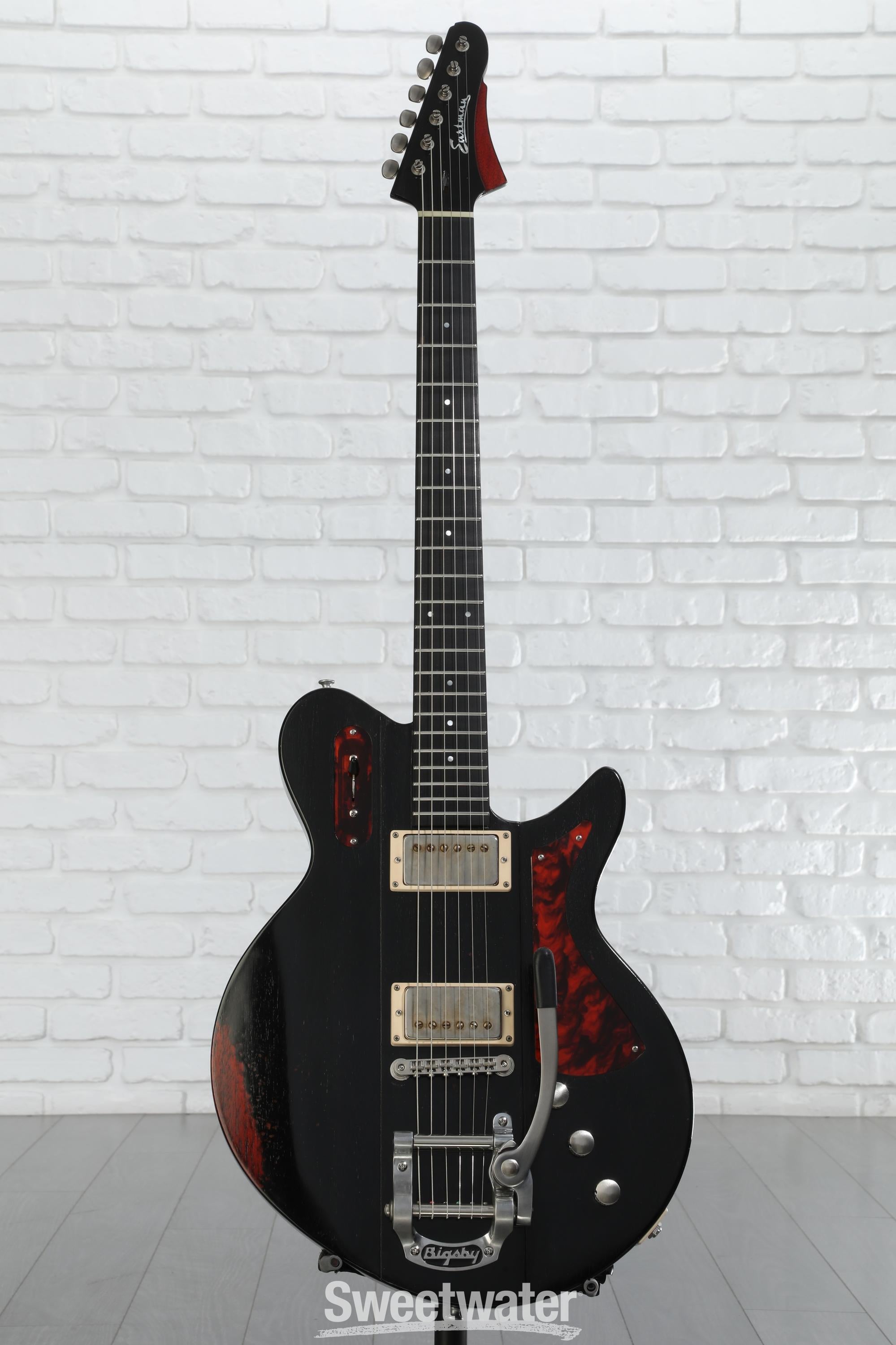 Eastman Guitars Juliet/v-B Electric Guitar - Antique Black