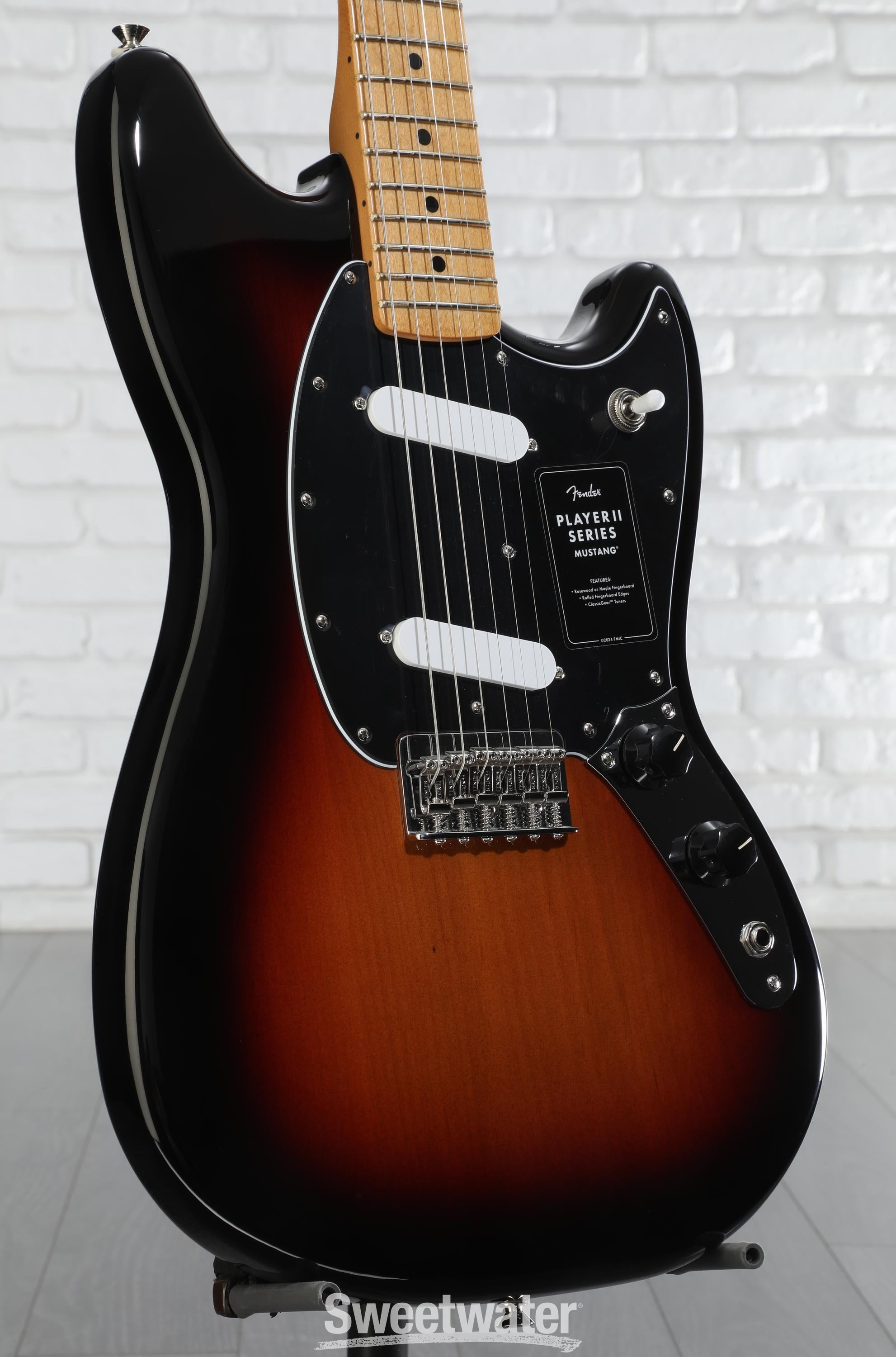 Fender Player II Mustang - 3-color Sunburst with Maple Fingerboard