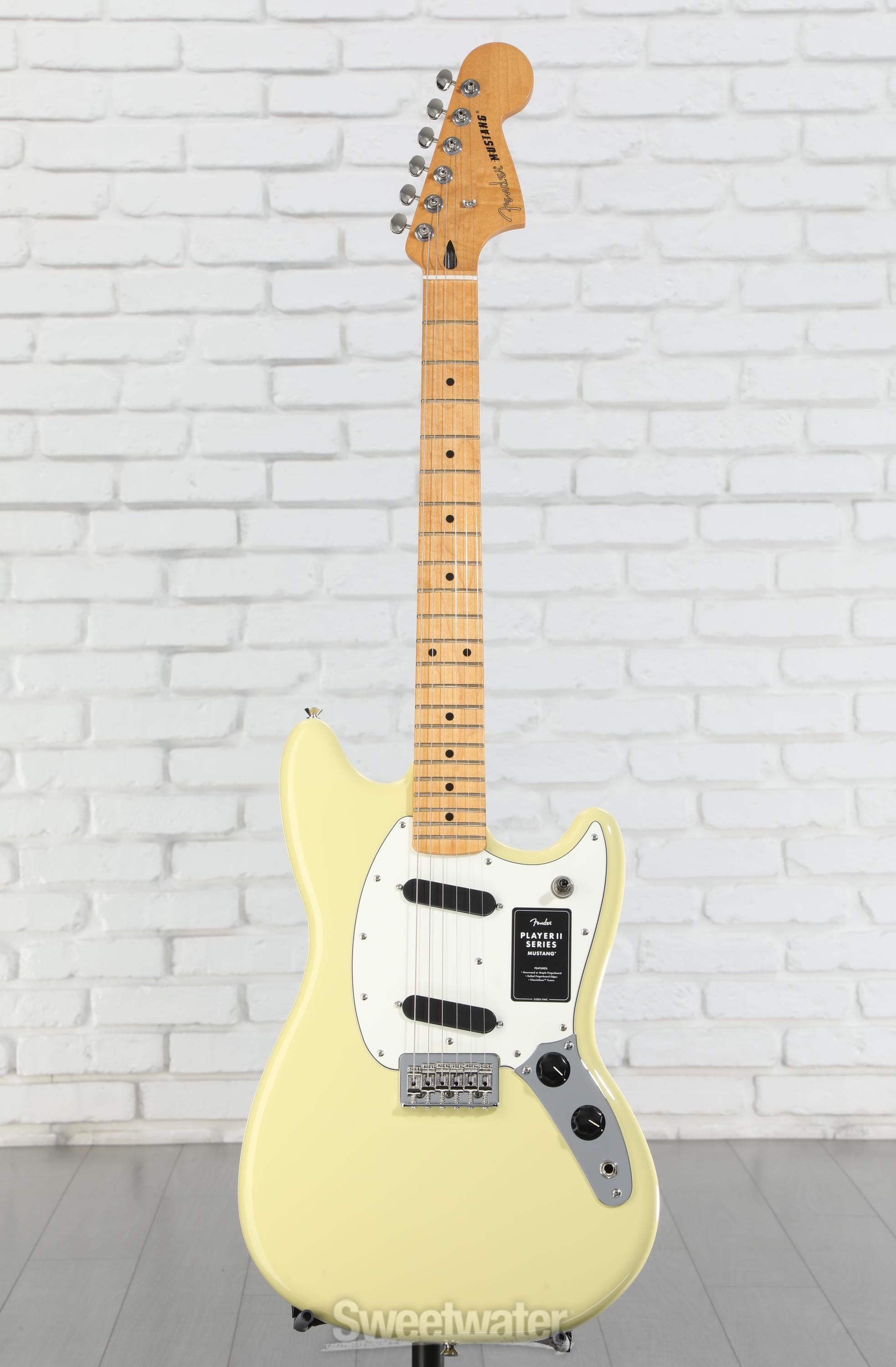 ギター fFender Player II Mustang Amazon.com: Fender Player II Mustang, Maple Fingerboard - 3