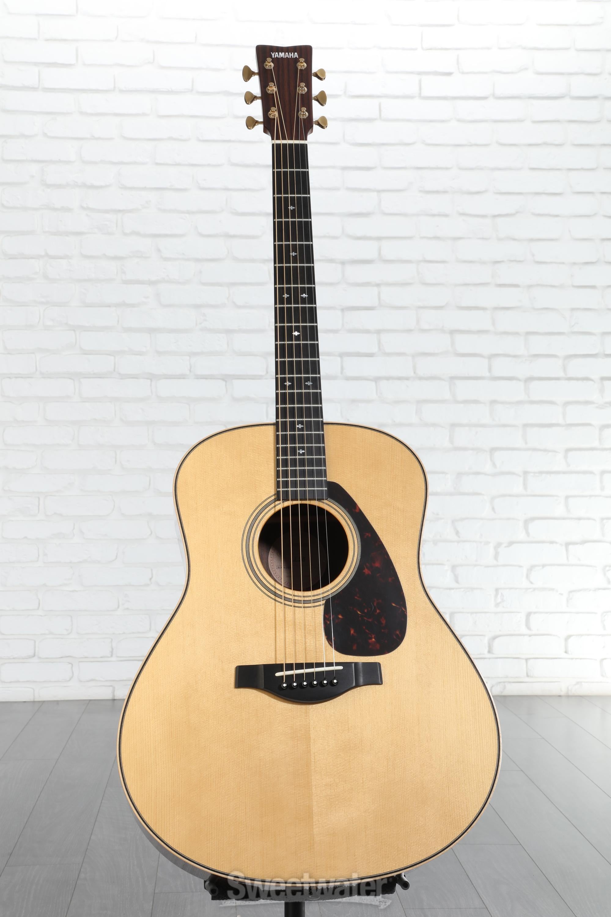 Yamaha LL26 ARE Original Jumbo - Natural Reviews | Sweetwater