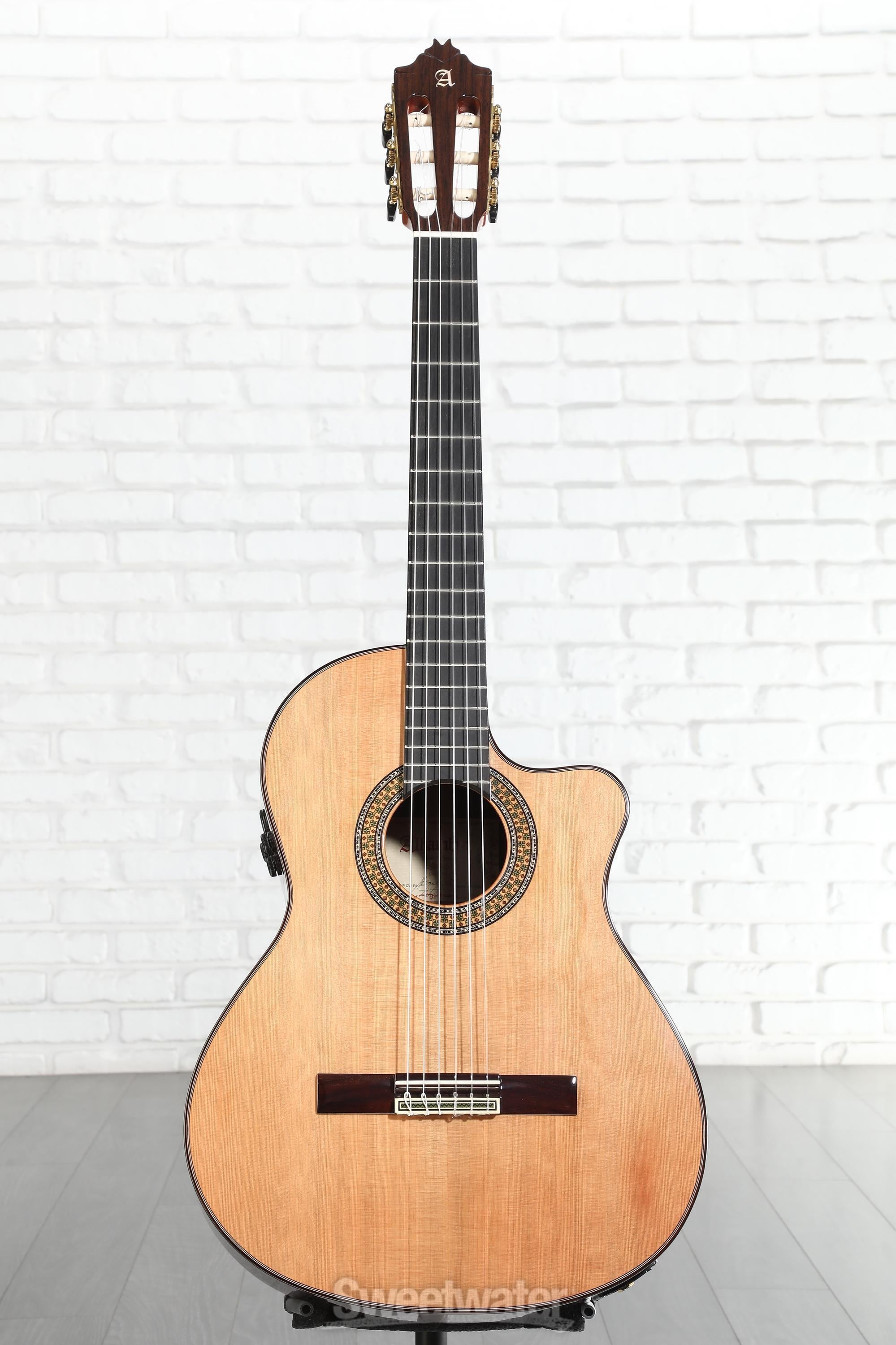 Alhambra 9 P CW E8 Acoustic-electric Classical Guitar - Natural