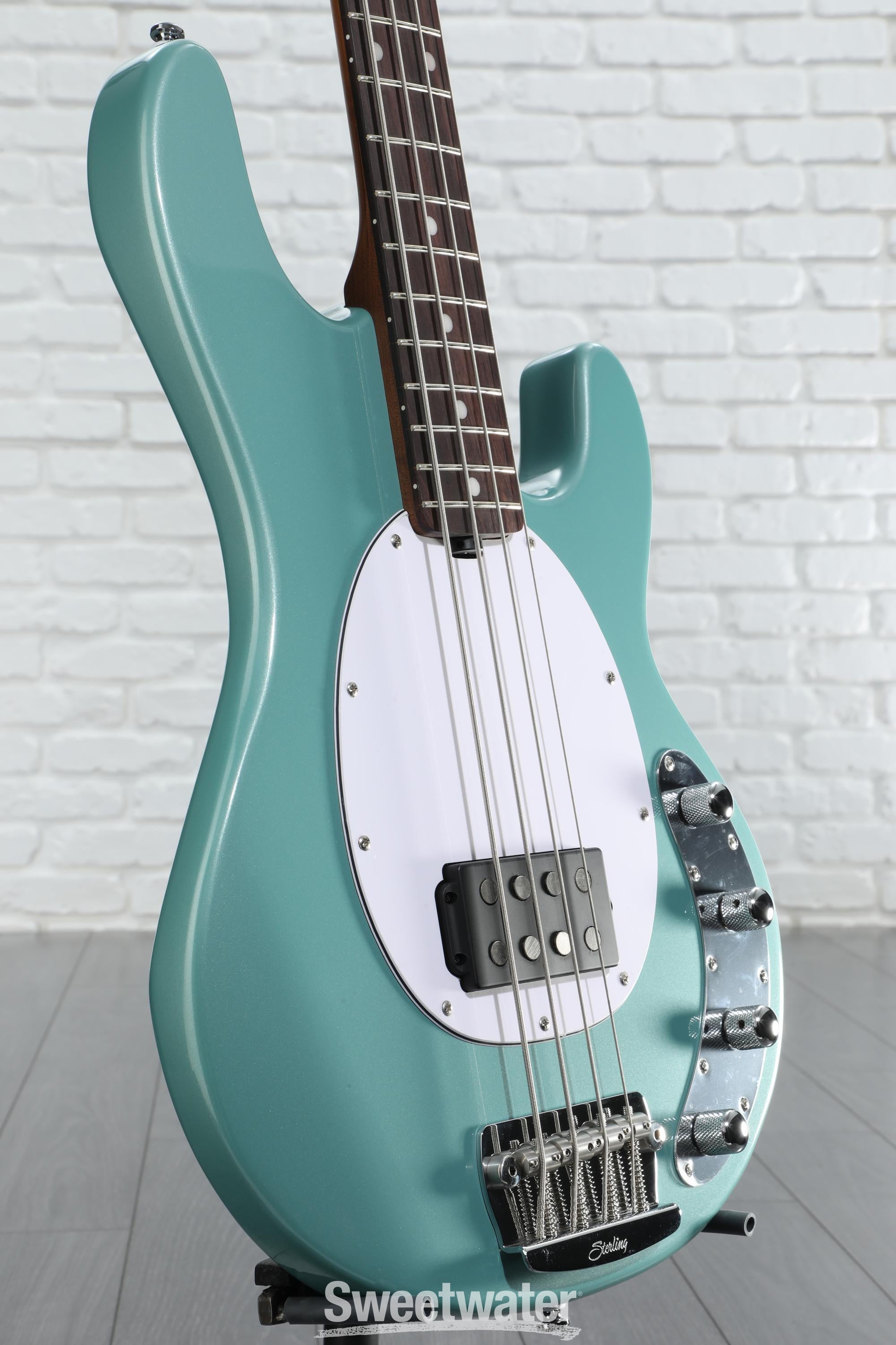 Sterling By Music Man StingRay RAY34 Bass Guitar - Dorado Sterling By Music Man StingRay RAY34 Bass Guitar - Dorado