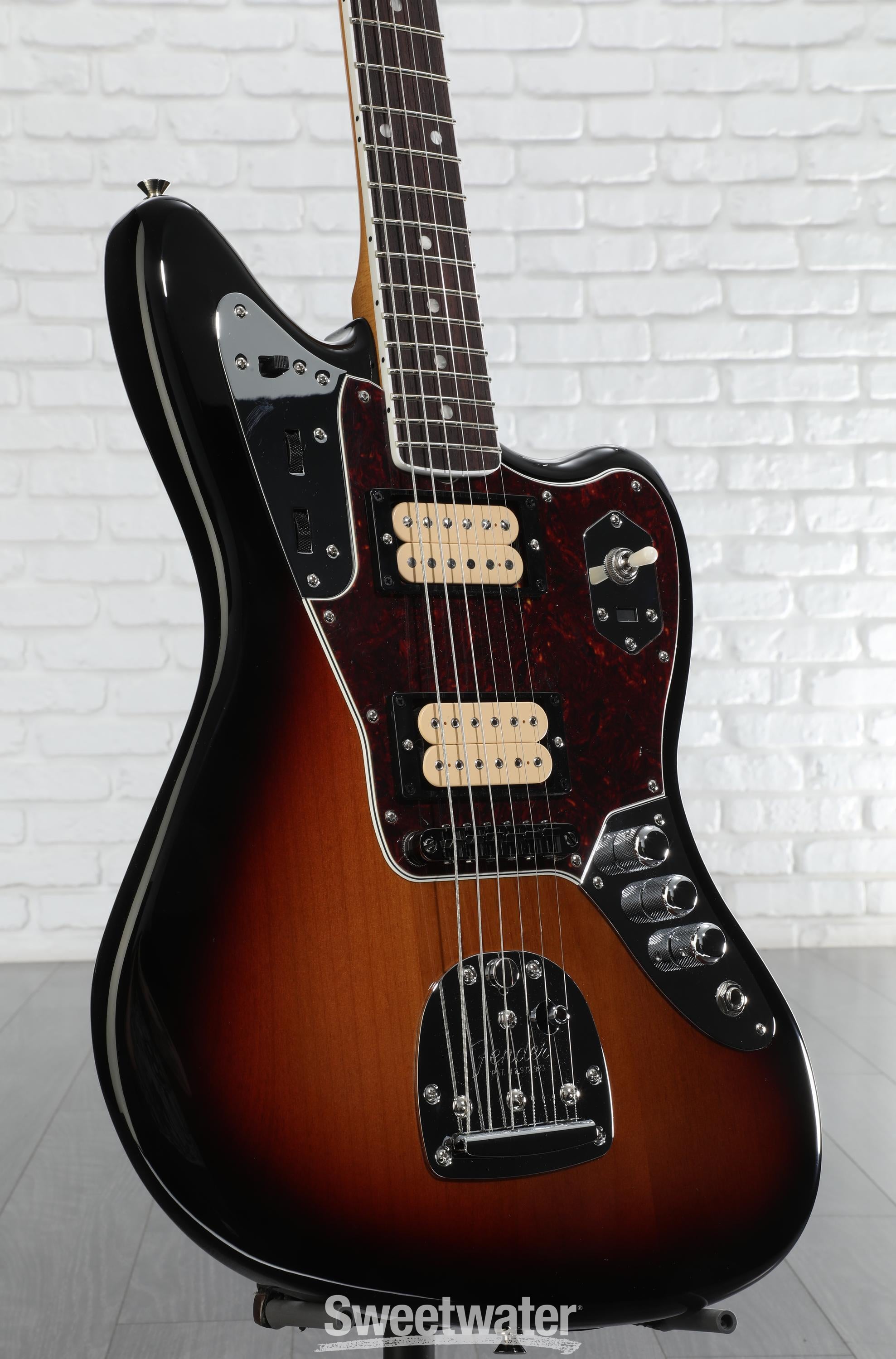 ギター FENDER  Cobain Jaguar NOS Amazon.com: Fender Kurt Cobain Jaguar LH NOS 3 Tone Sunburst