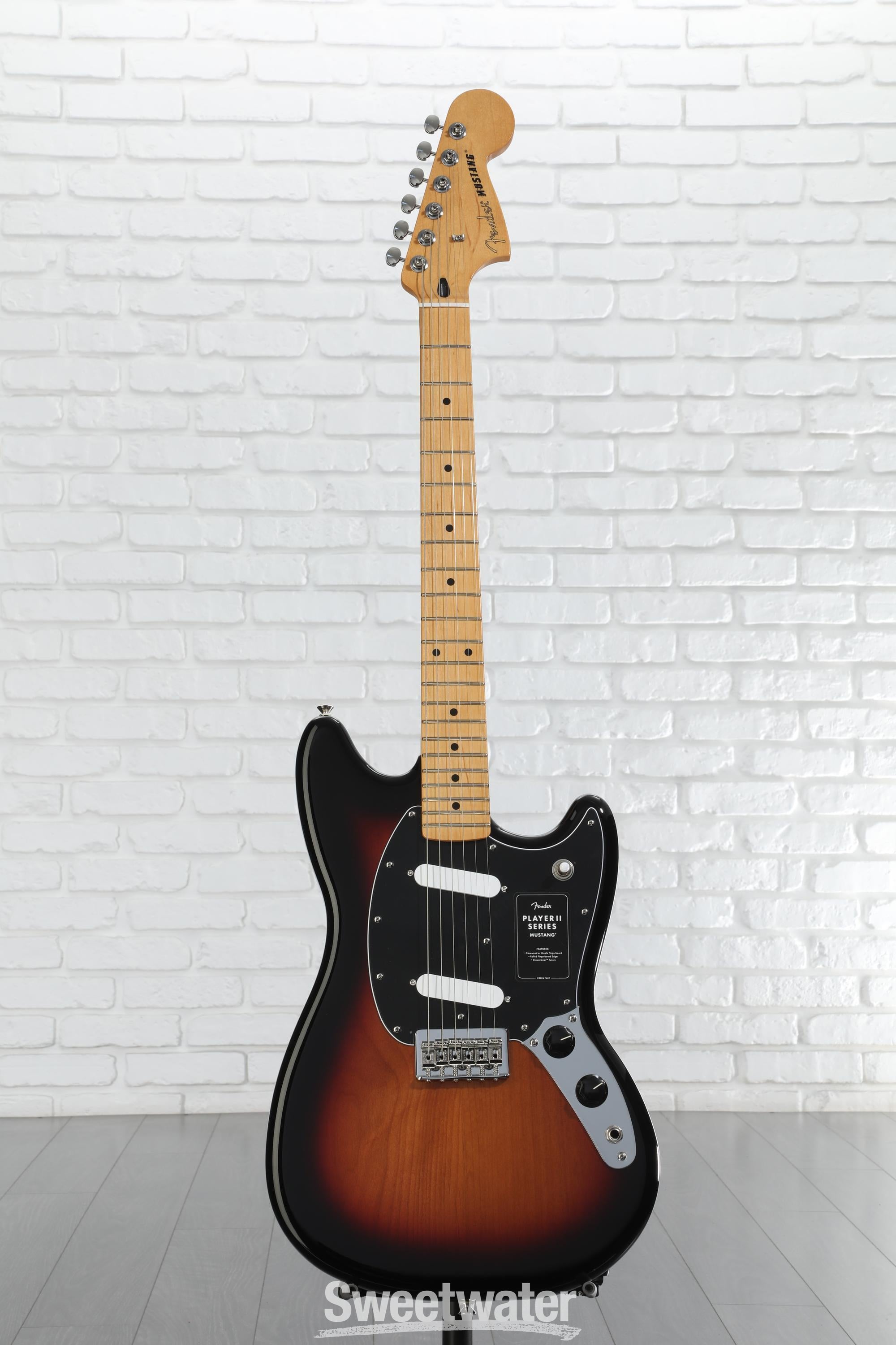 Fender Player II Mustang - 3-color Sunburst with Maple Fingerboard