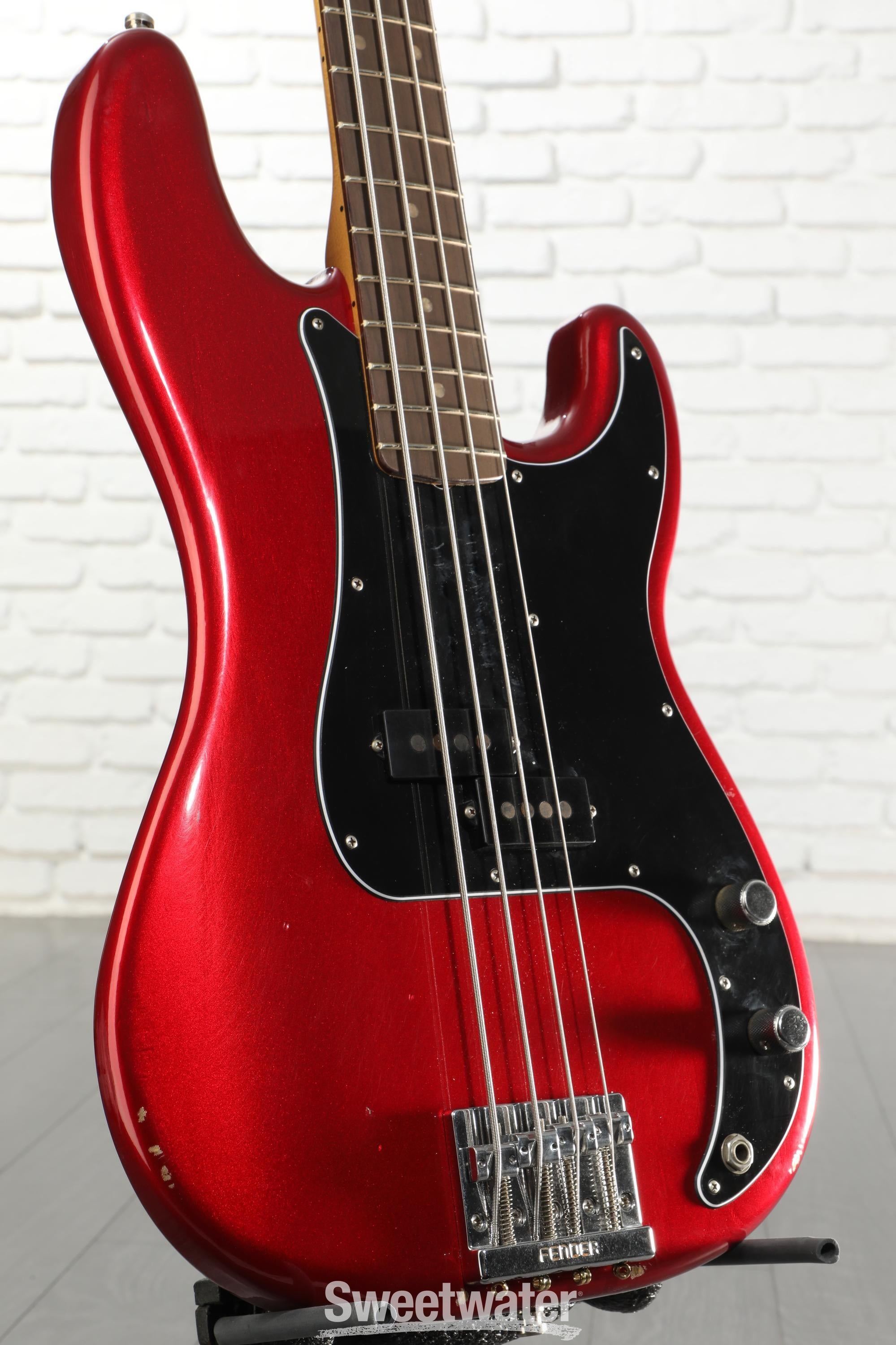 ベース Fender Road Worn NATE MENDEL P BASS Fender Nate Mendel Precision Bass - Road Worn Candy Apple Red