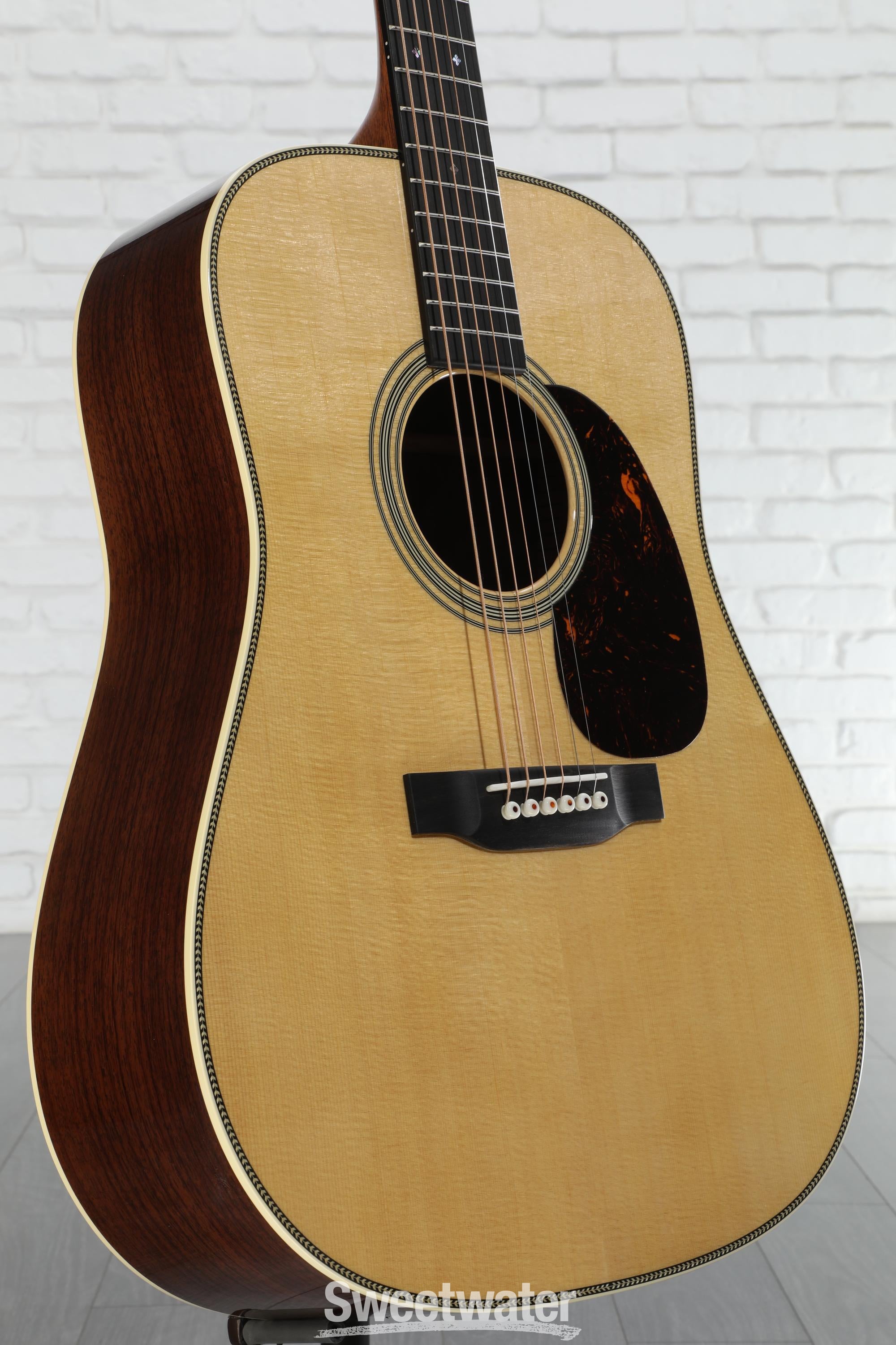 マーチン　HD-28 Martin HD-28 Standard Series Acoustic Guitar - Natural with