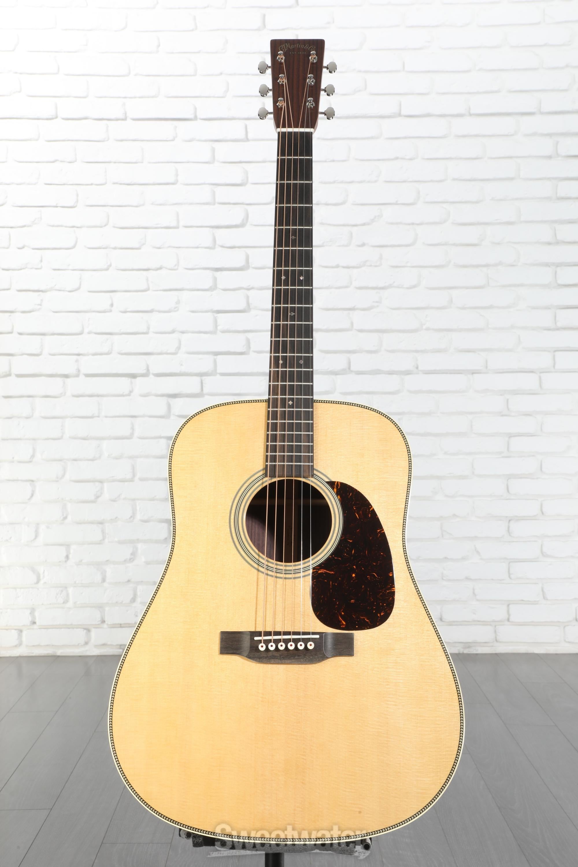 マーチン　HD-28 Martin Guitars HD-28 Dreadnought Acoustic Guitar W/ Case