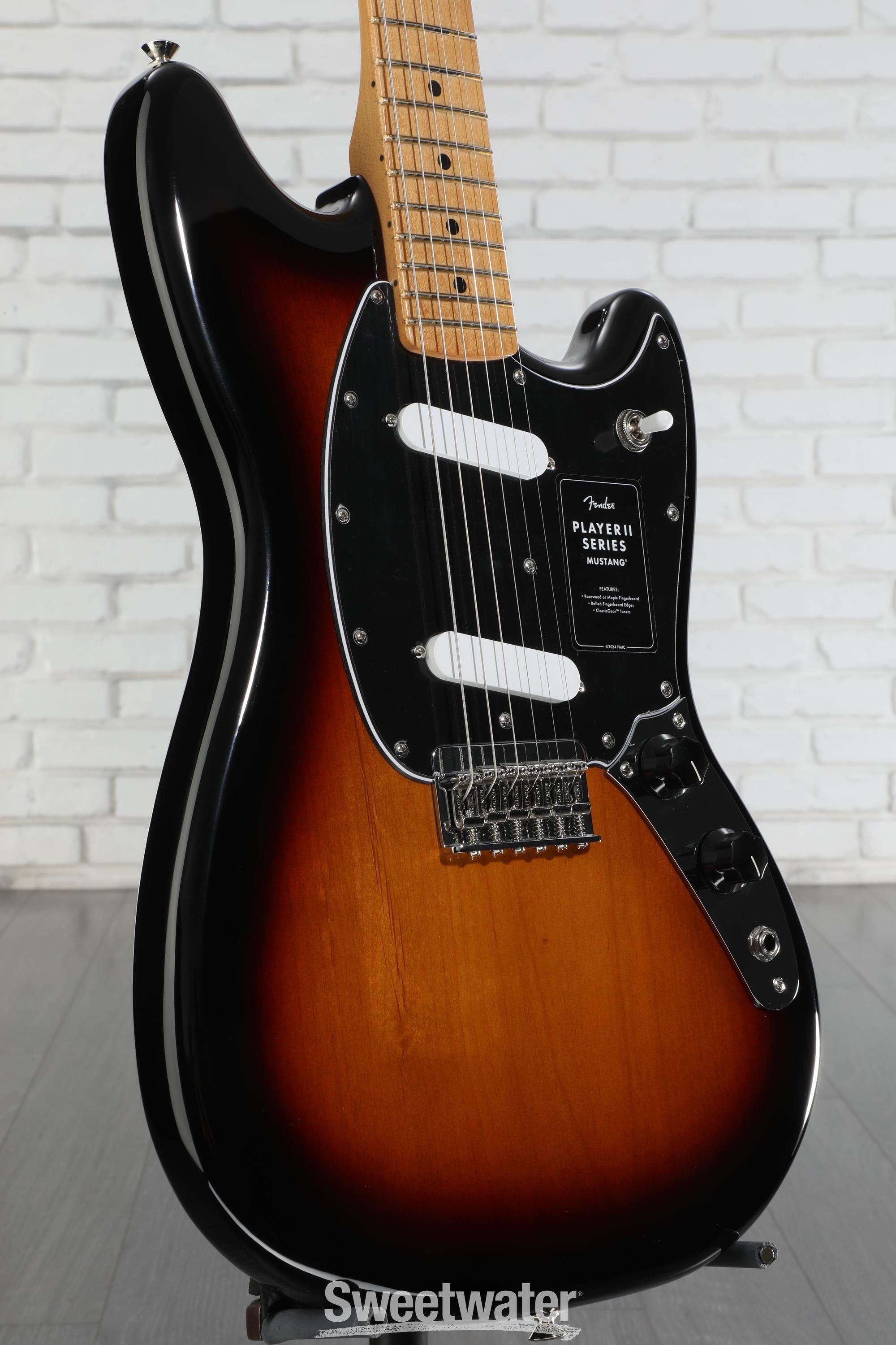 Fender Player II Mustang - 3-color Sunburst with Maple