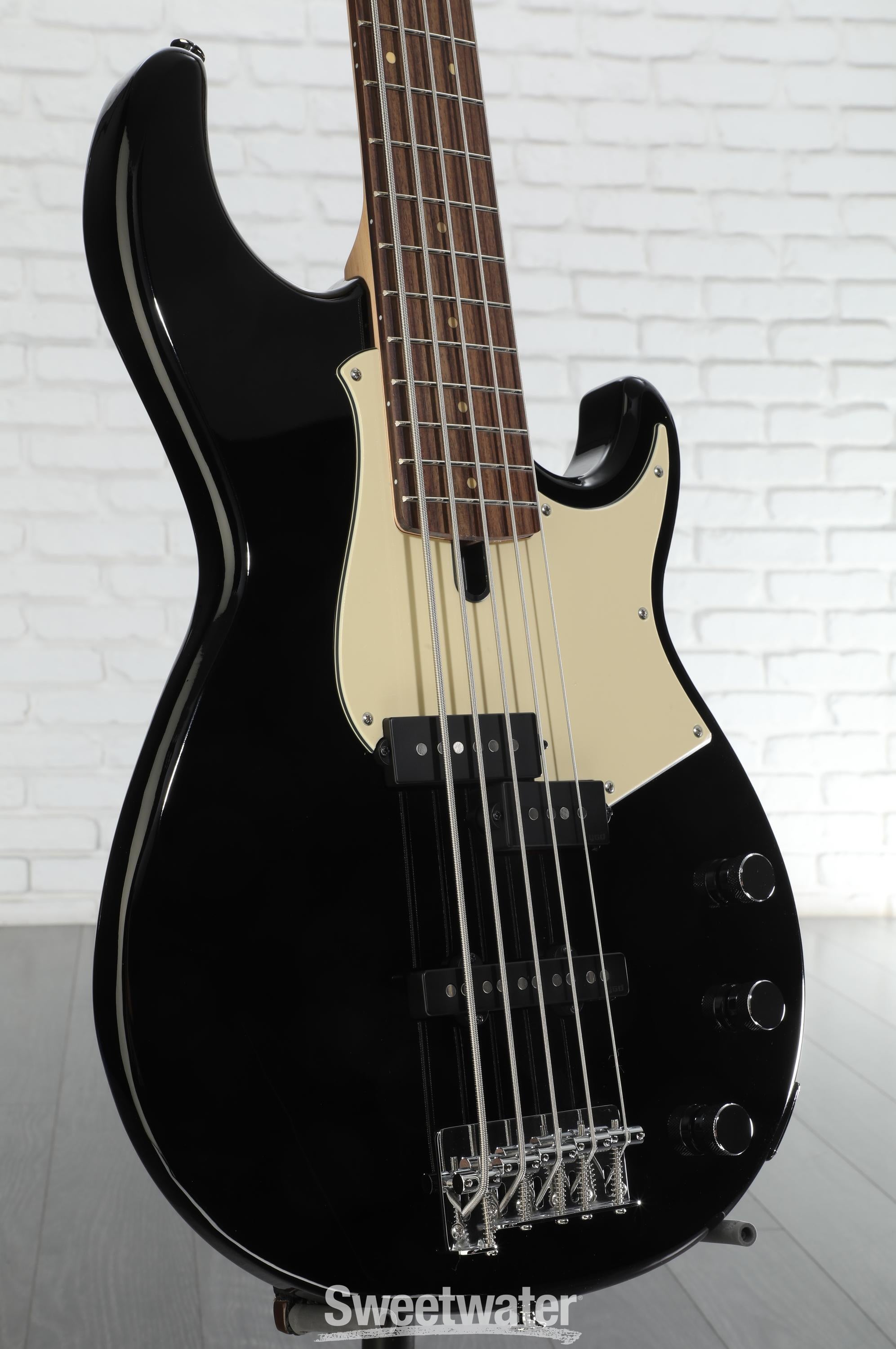 Yamaha BB435 5弦ベース Yamaha BB435 5-string Bass Guitar - Black | Sweetwater
