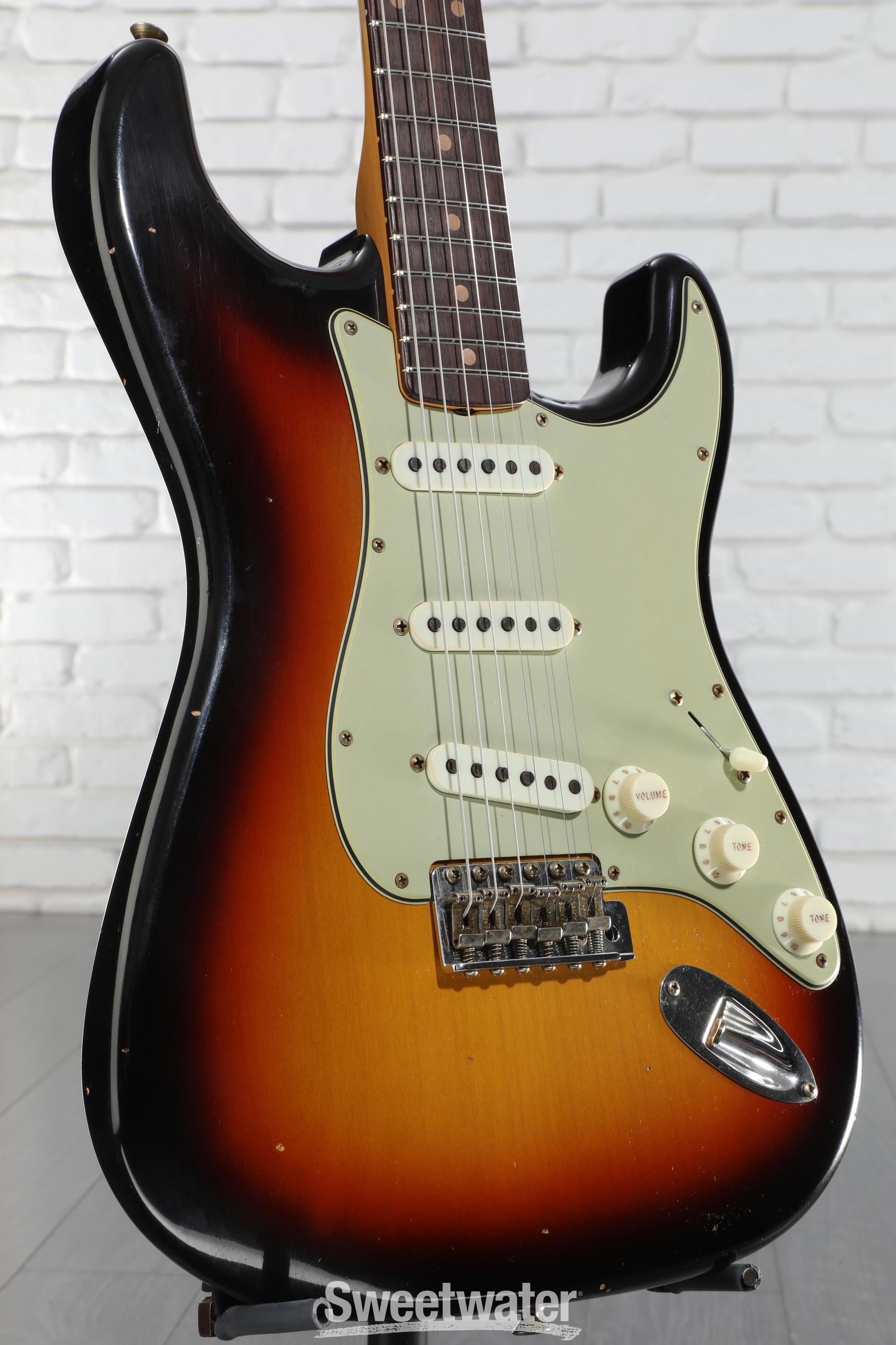【きれいめファッション51選】上品さと清潔感をキープし Fender Custom Shop '62-'63 Stratocaster Electric Guitar ギター