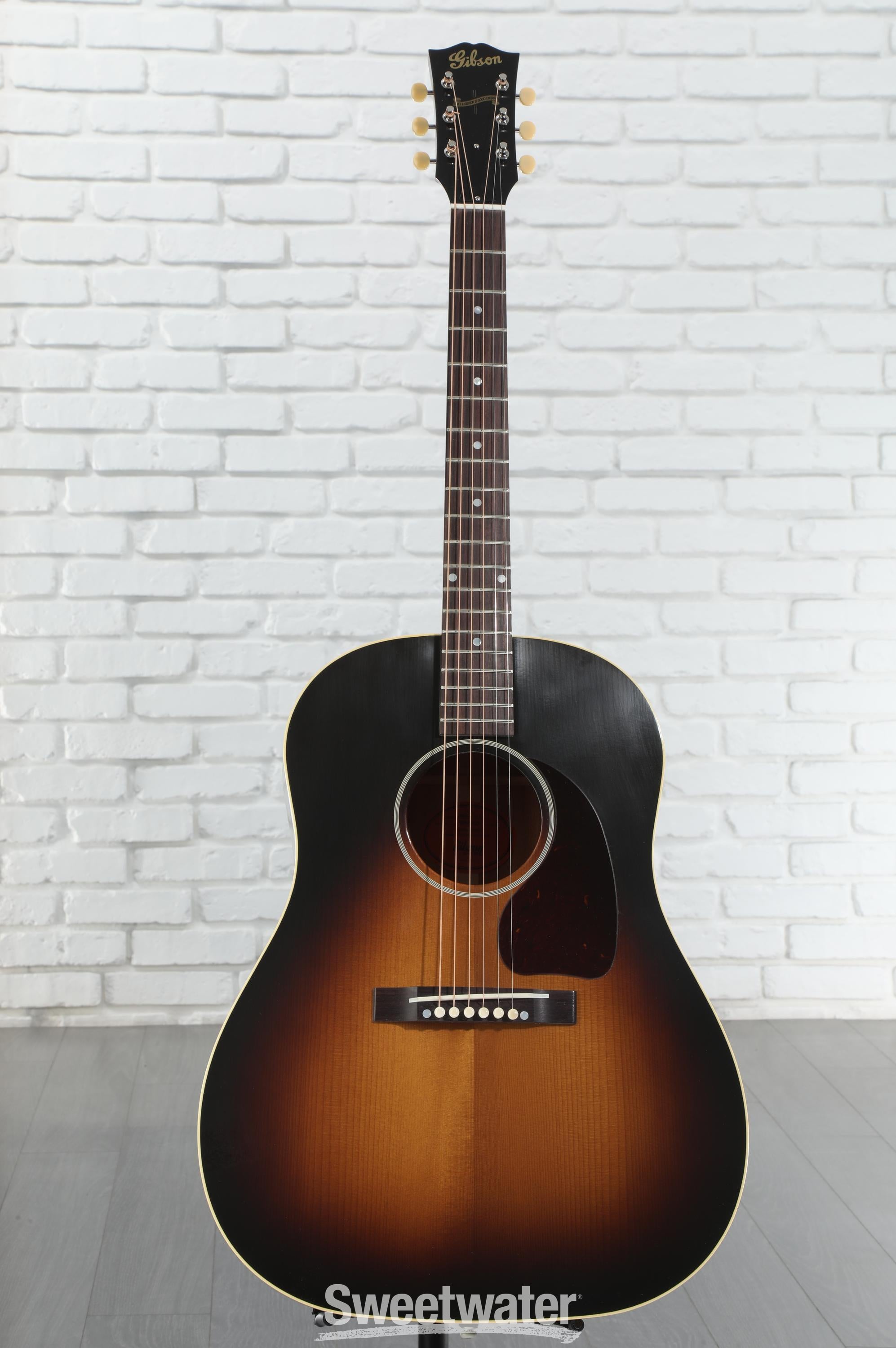Gibson Custom Shop 1942 Banner J-45 Vintage Sunburst 4.00