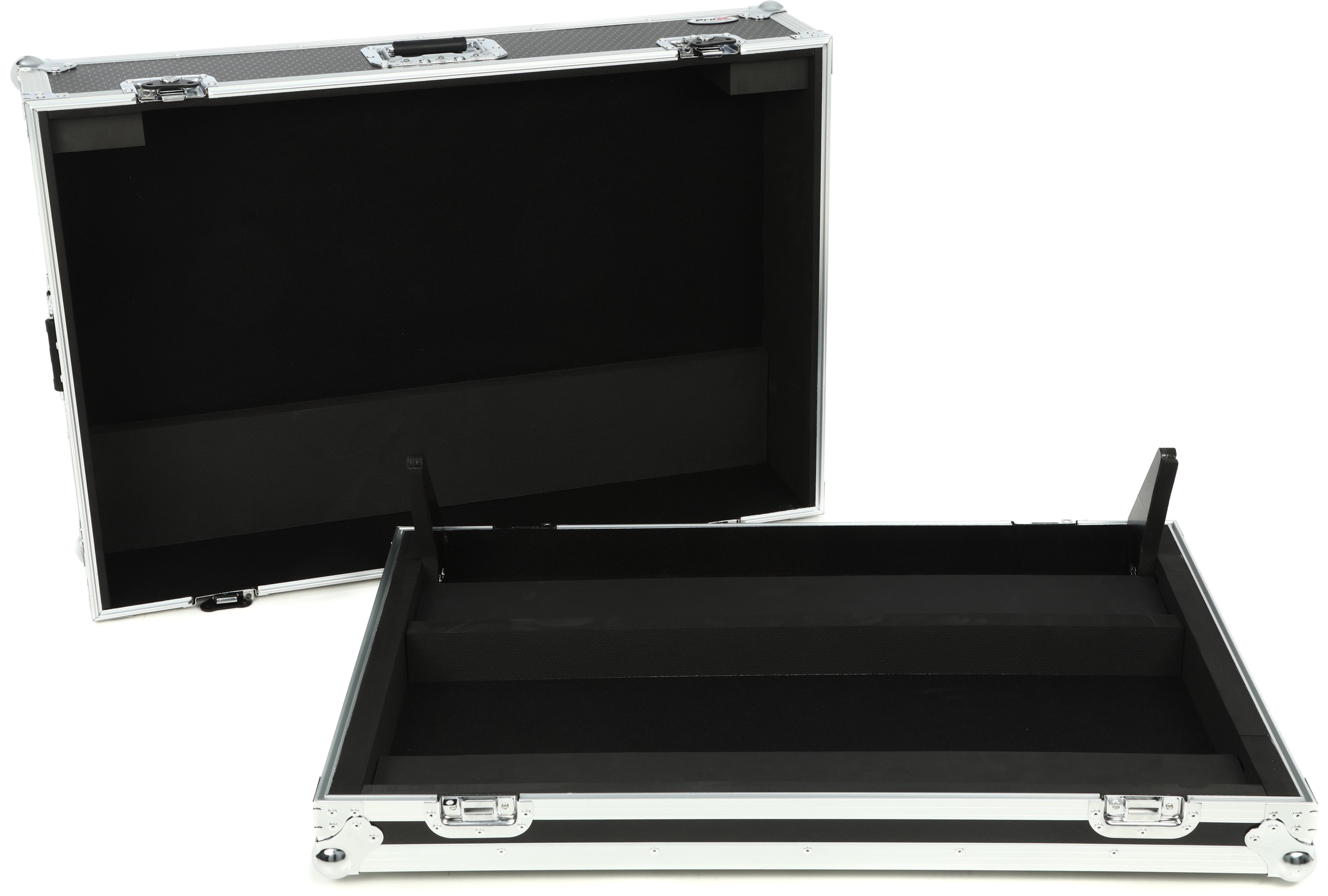 Allen & Heath Qu-32 32-channel Digital Mixer and Road Case