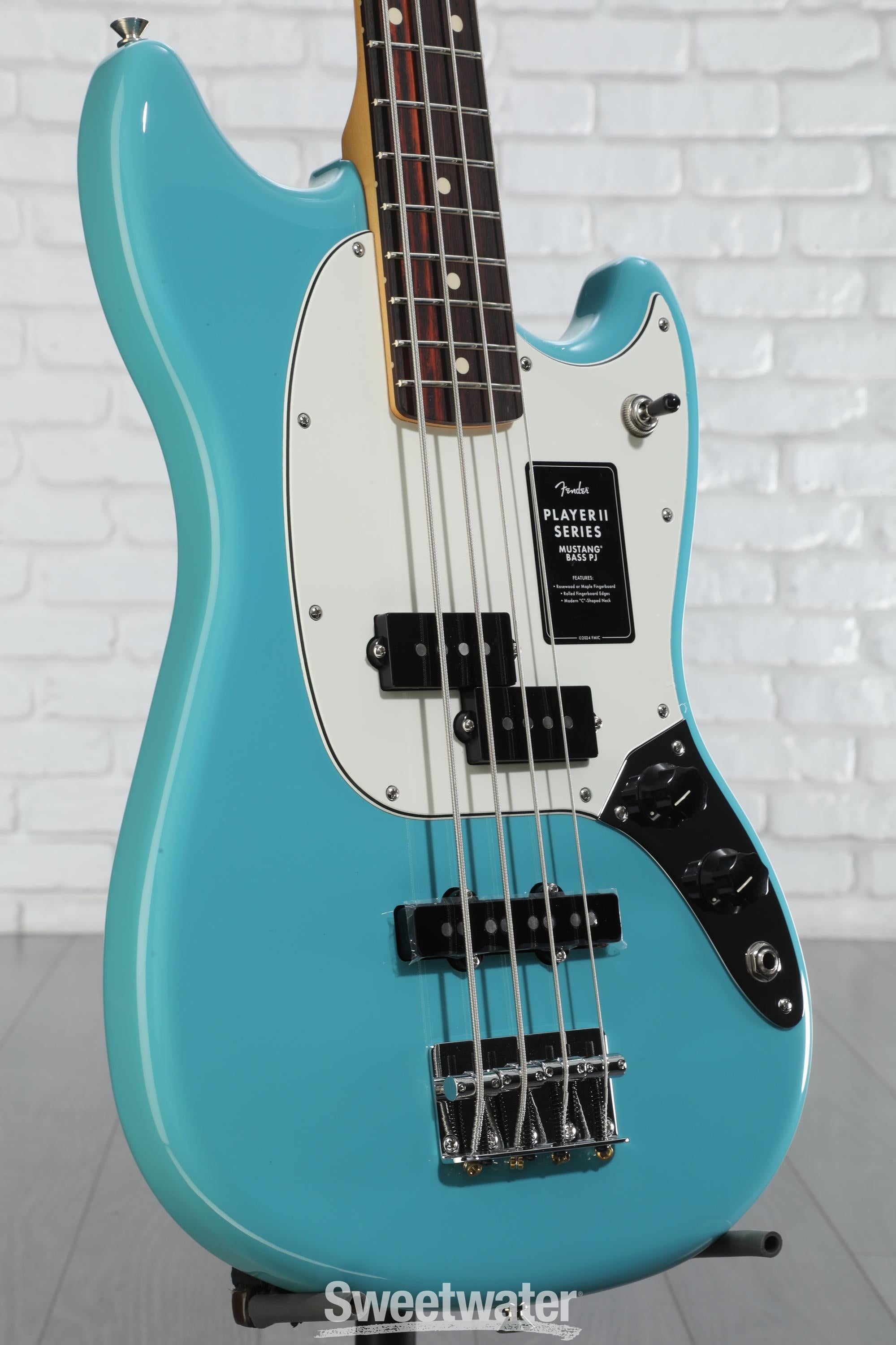 Amazon.com: Fender Player Mustang Bass, Aged Natural, Pau