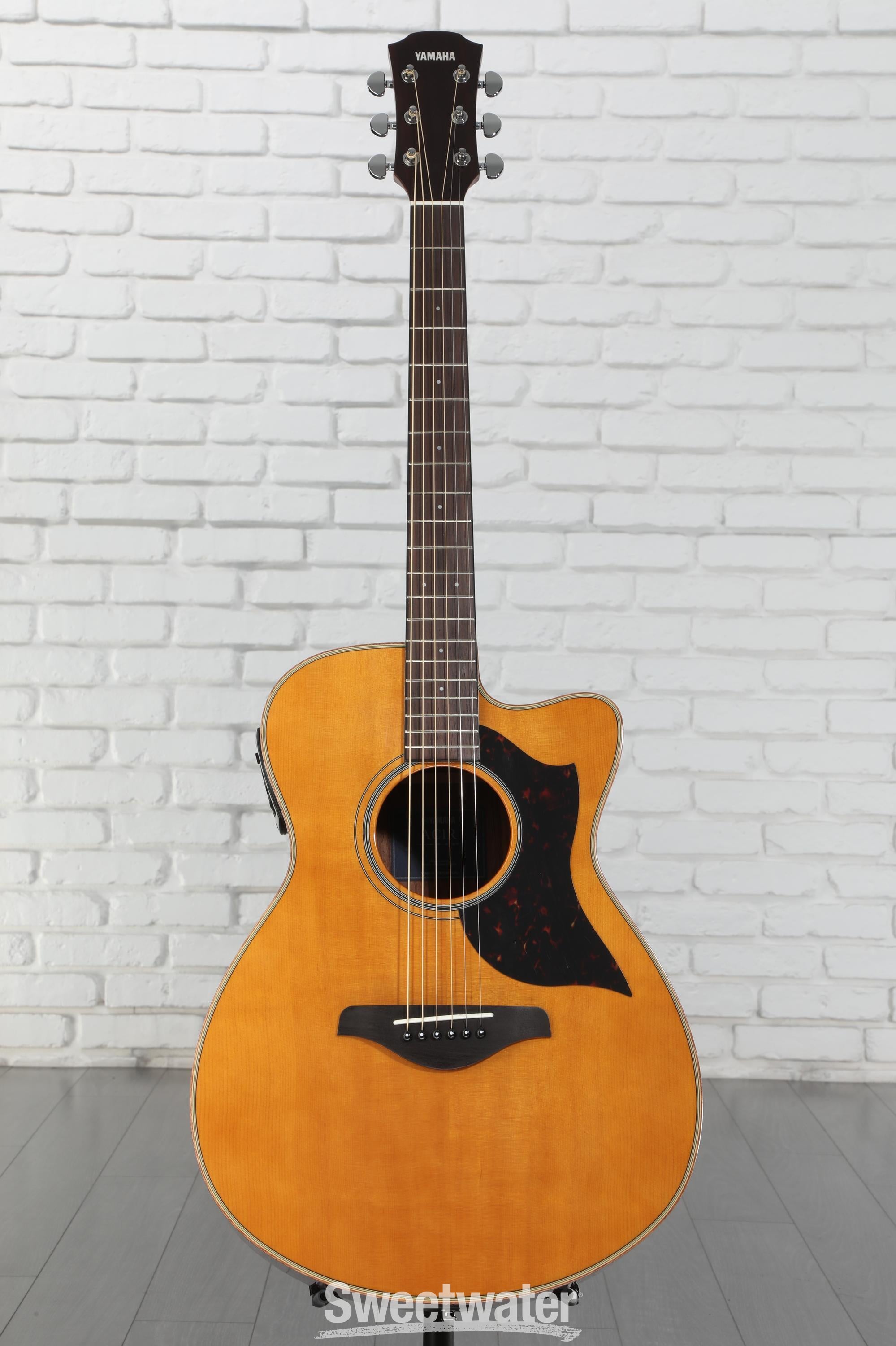 ヤマハ AC1R Yamaha AC1R Concert Cutaway Acoustic-electric Guitar