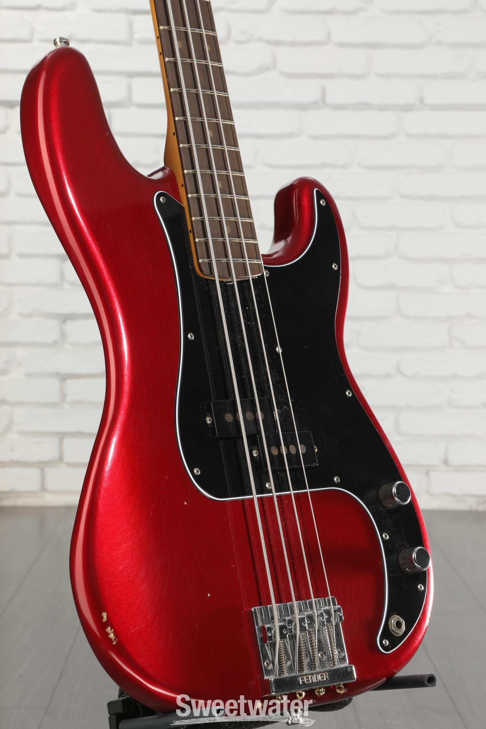 ベース Fender Road Worn NATE MENDEL P BASS Fender Nate Mendel Precision Bass - Road Worn Candy Apple Red