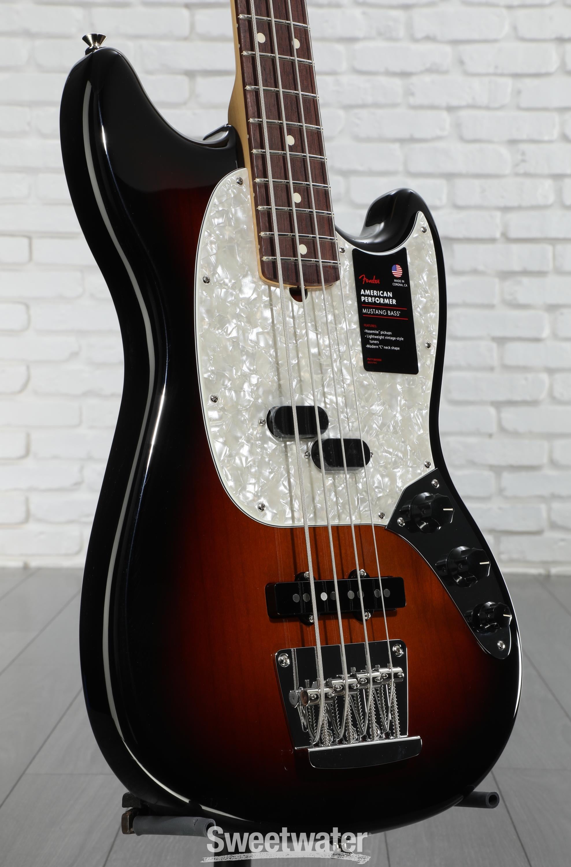Fender American Performer Mustang Bass - 3-Tone Sunburst
