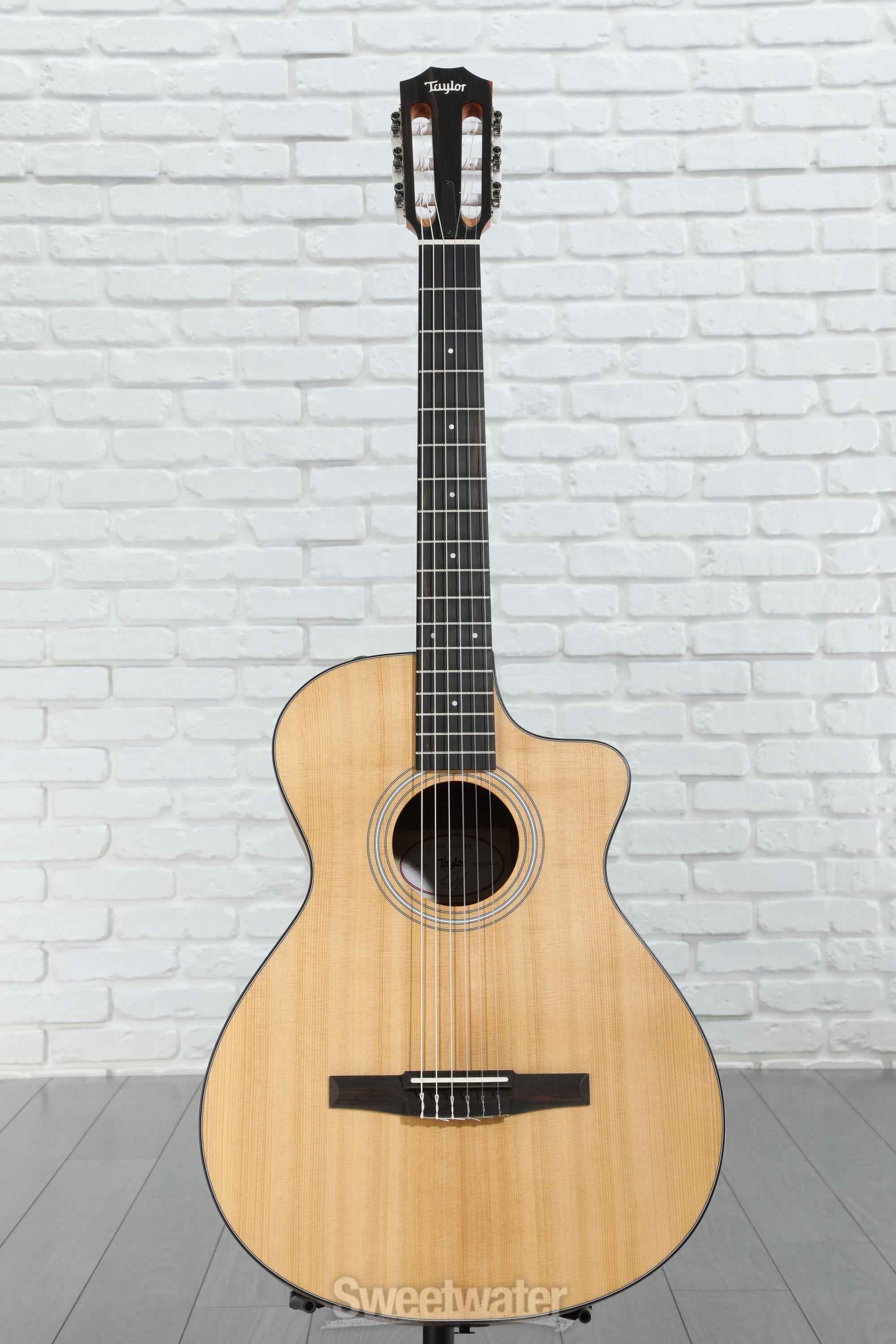 Taylor 112ce-N Grand Concert Acoustic-electric Nylon-string Taylor 112ce-N Grand Concert Acoustic-electric Nylon-string