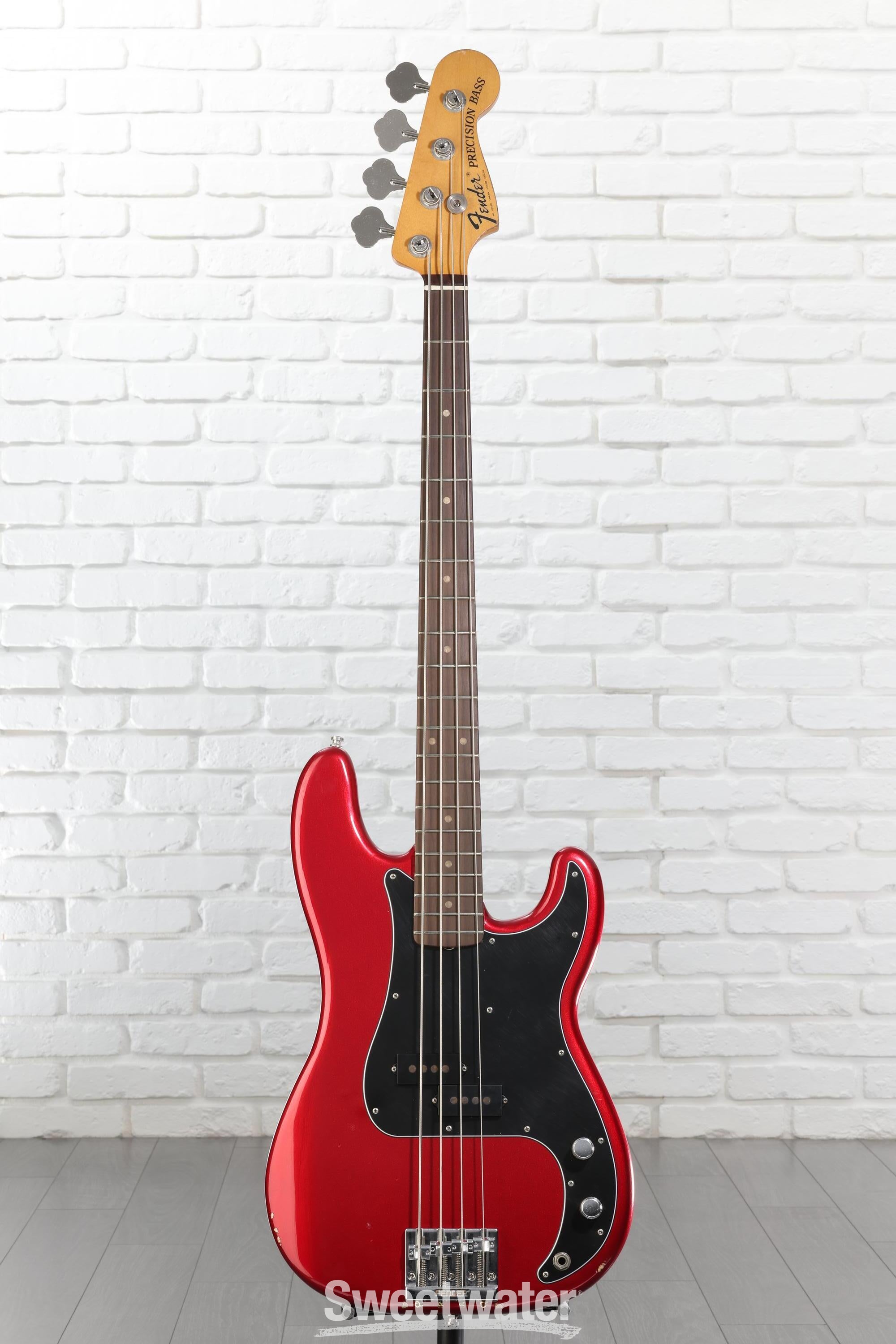 ベース Fender Road Worn NATE MENDEL P BASS Fender Nate Mendel Precision Bass - Road Worn Candy Apple Red